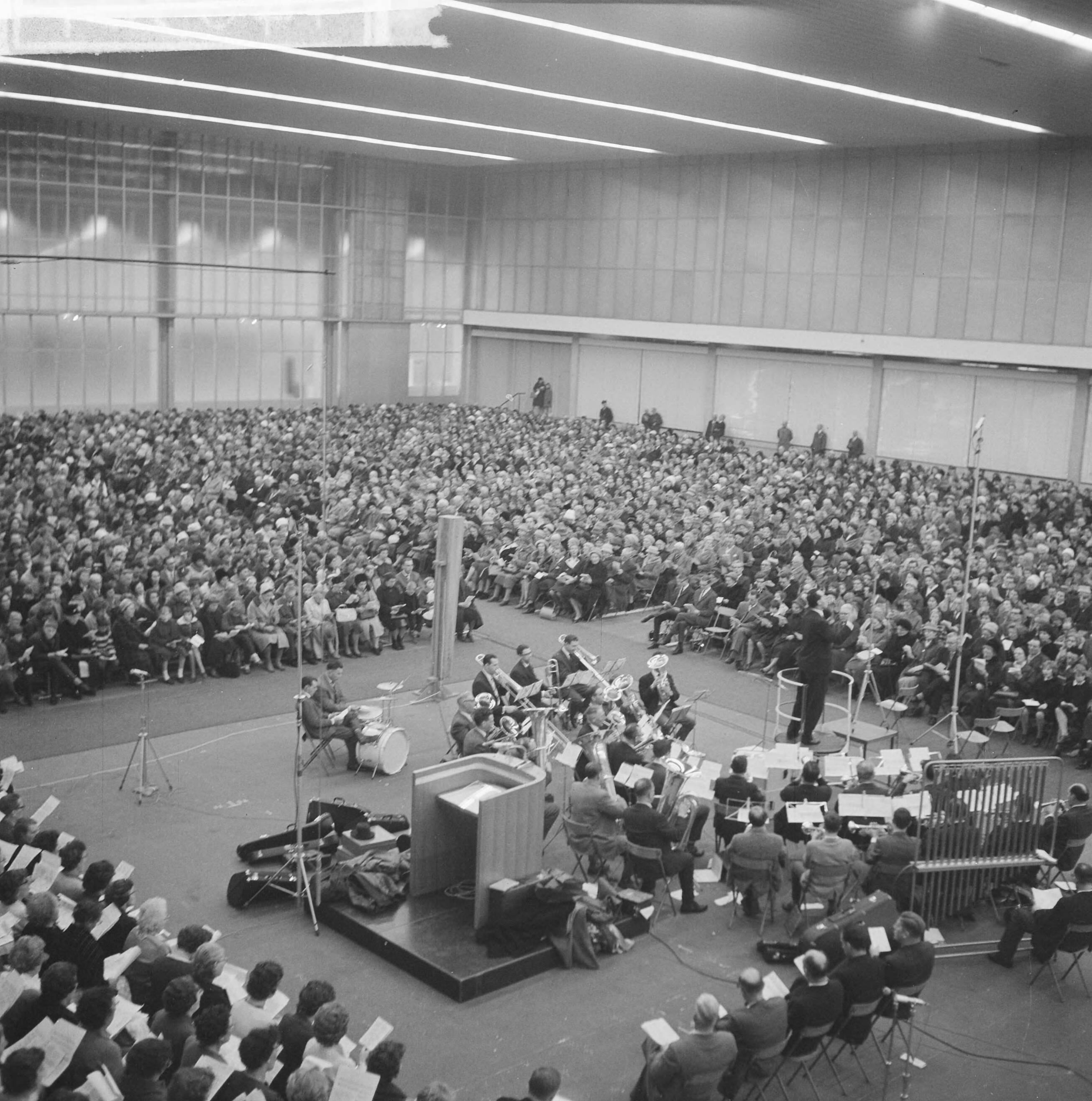 Fotocollectie Anefo — Massale volkskerstzang in de Zuidhal van het RAI-gebouw te Amsterdam — Foto: Nijs, Jac. de / Anefo. Licentie: Set B: Rechtenvrij / Publiek Domein. Bron: Nationaal Archief. http://hdl.handle.net/10648/aa2386d0-d0b4-102d-bcf8-003048976d84