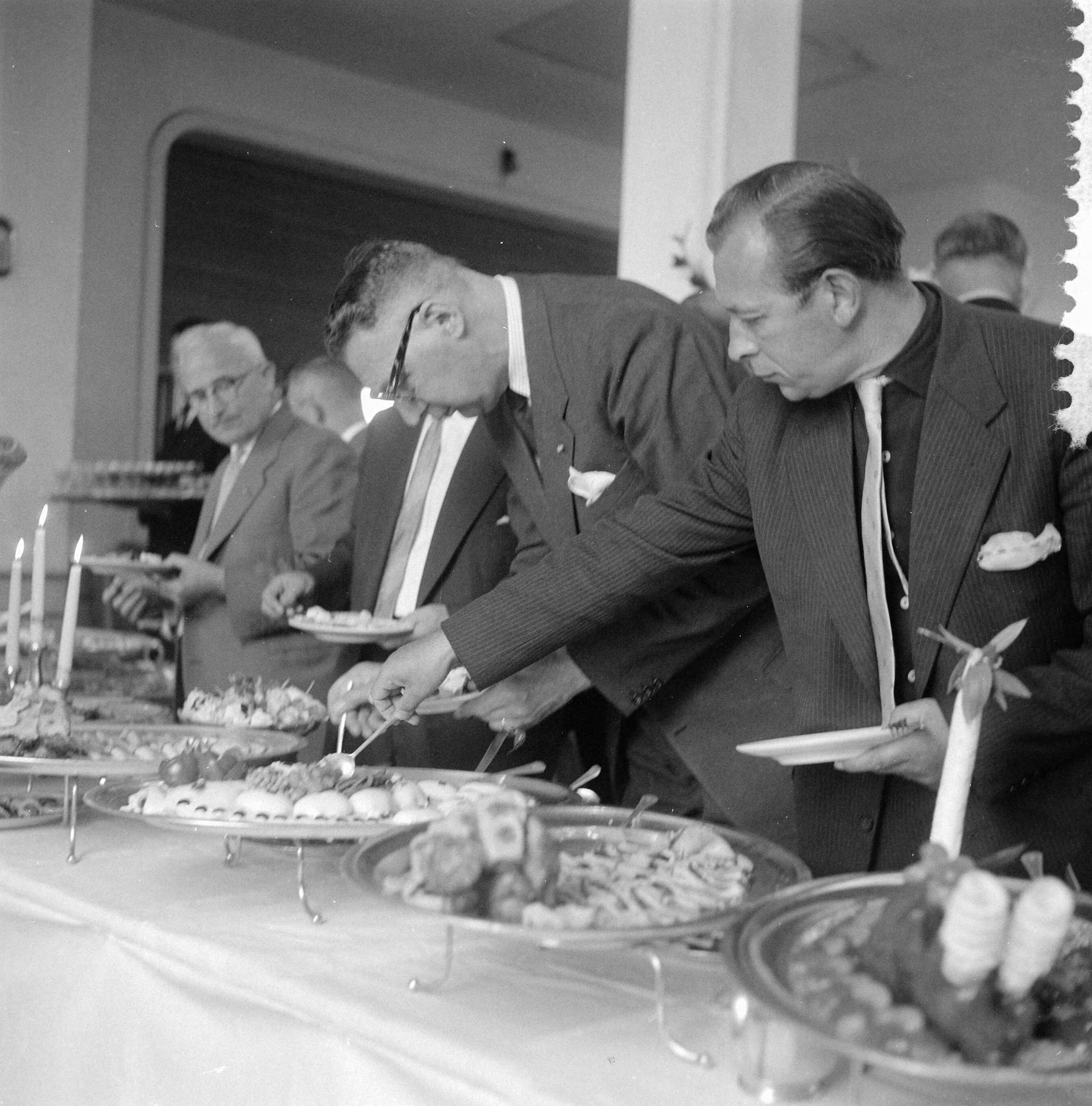 Opening van nieuwe munitiefabriek Hembrug te Zaandam door prins Bernhard — Opening van nieuwe munitiefabriek Hembrug te Zaandam door prins Bernhard. Receptie en buffet — Foto: Pot, Harry / Anefo. Licentie: Set B: Rechtenvrij / Publiek Domein. Bron: Nationaal Archief. http://hdl.handle.net/10648/a9652c26-d0b4-102d-bcf8-003048976d84