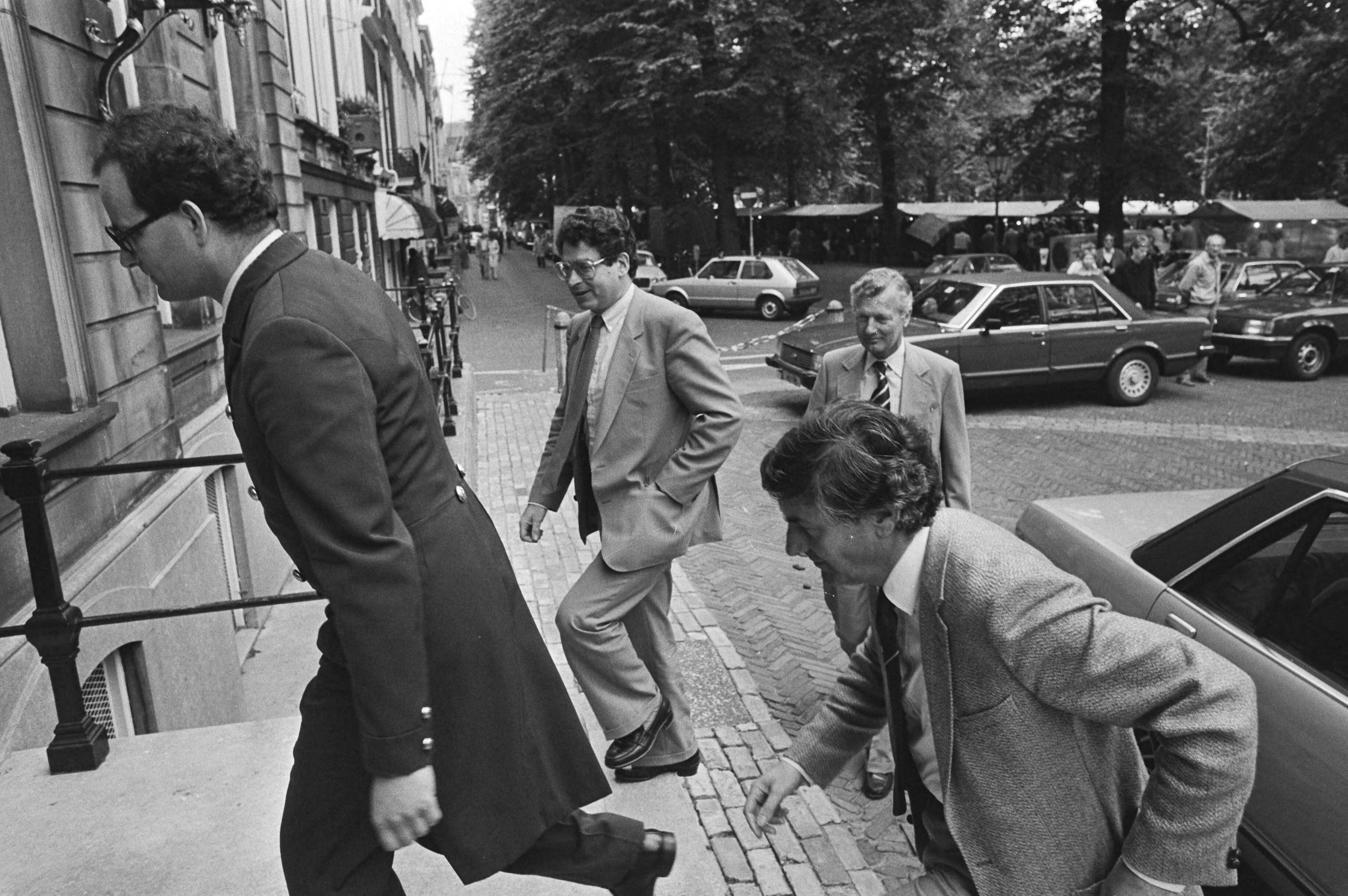 Fotocollectie Anefo — Informateurs onderhoud Koningin Beatrix Paleis Lange Voorhout Den Haag ; informateur Van Thijn , De Koning en Lubbers aankomst Paleis — Foto: Antonisse, Marcel / Anefo. Licentie: Set B: Rechtenvrij / Publiek Domein. Bron: Nationaal Archief. http://hdl.handle.net/10648/ad0078f4-d0b4-102d-bcf8-003048976d84