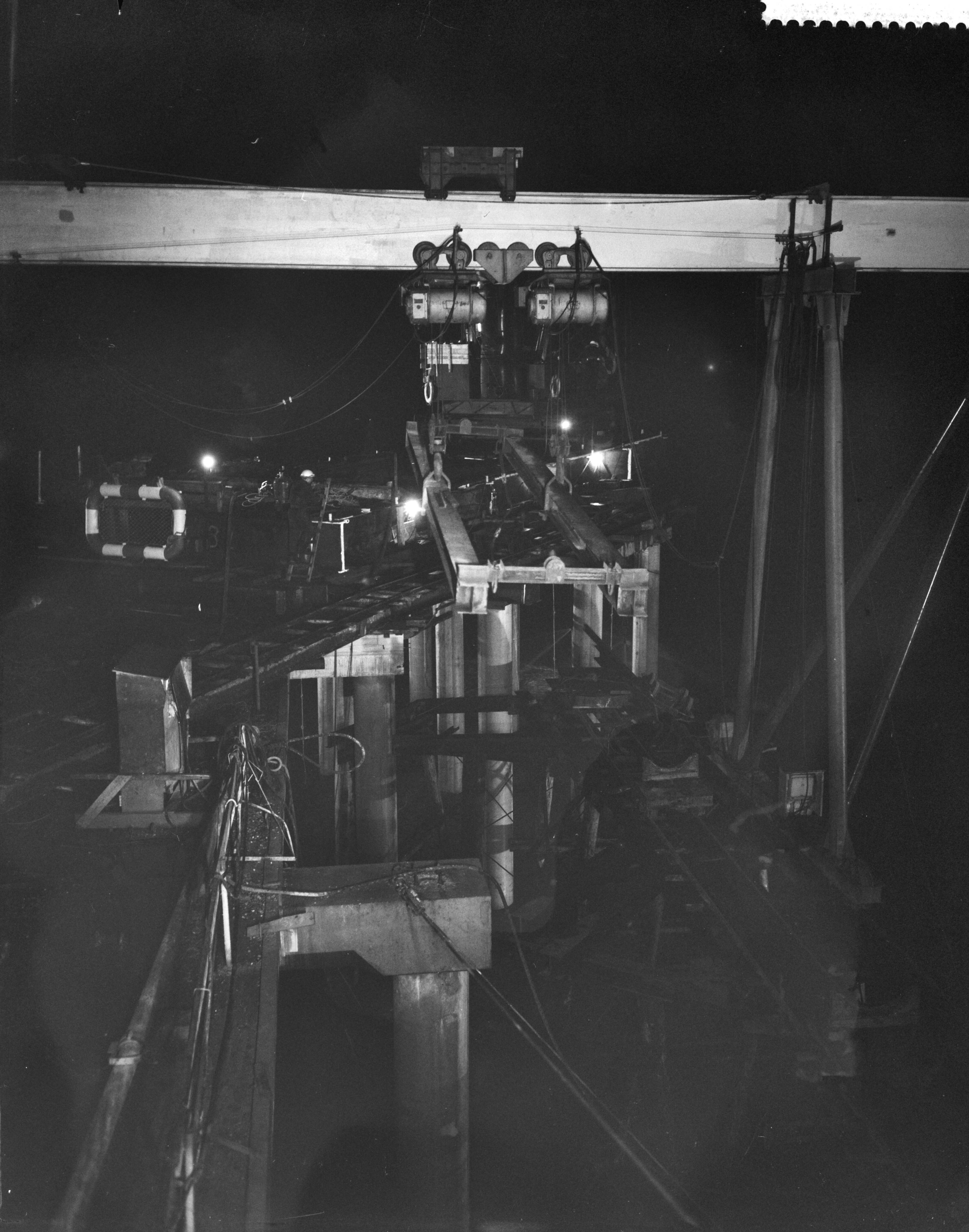 Fotocollectie Anefo — Werkzaamheden aan de pier te Scheveningen in de avond — Foto: Behrens, Herbert F. / Anefo. Licentie: Set B: Rechtenvrij / Publiek Domein. Bron: Nationaal Archief. http://hdl.handle.net/10648/a9c08aa8-d0b4-102d-bcf8-003048976d84