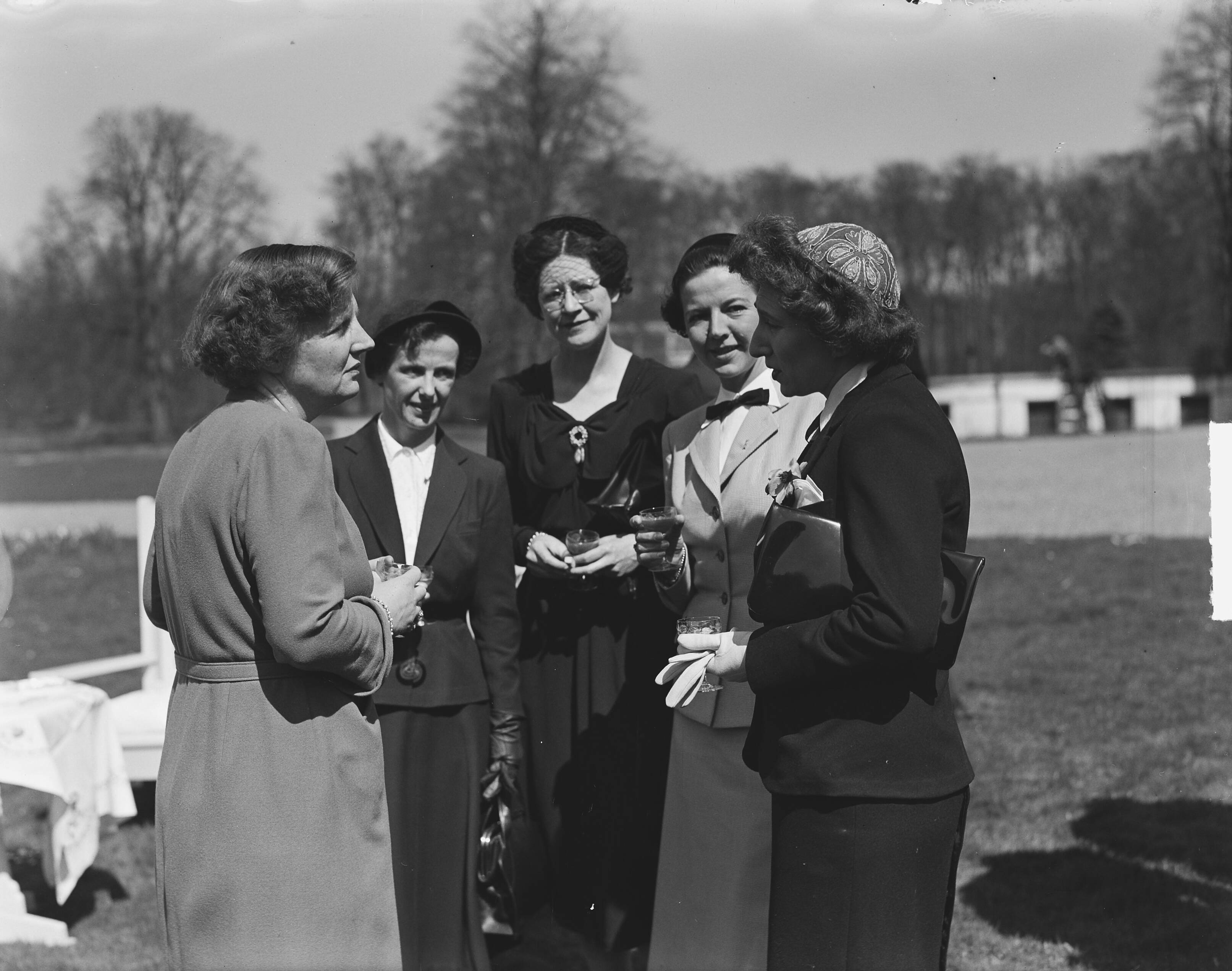 Radioreporters bij koningin Juliana op Soestdijk — Foto: Bilsen, Joop van / Anefo. — Licentie: Set B: Rechtenvrij / Publiek Domein. Bron: Nationaal Archief. http://hdl.handle.net/10648/a8e91f0a-d0b4-102d-bcf8-003048976d84