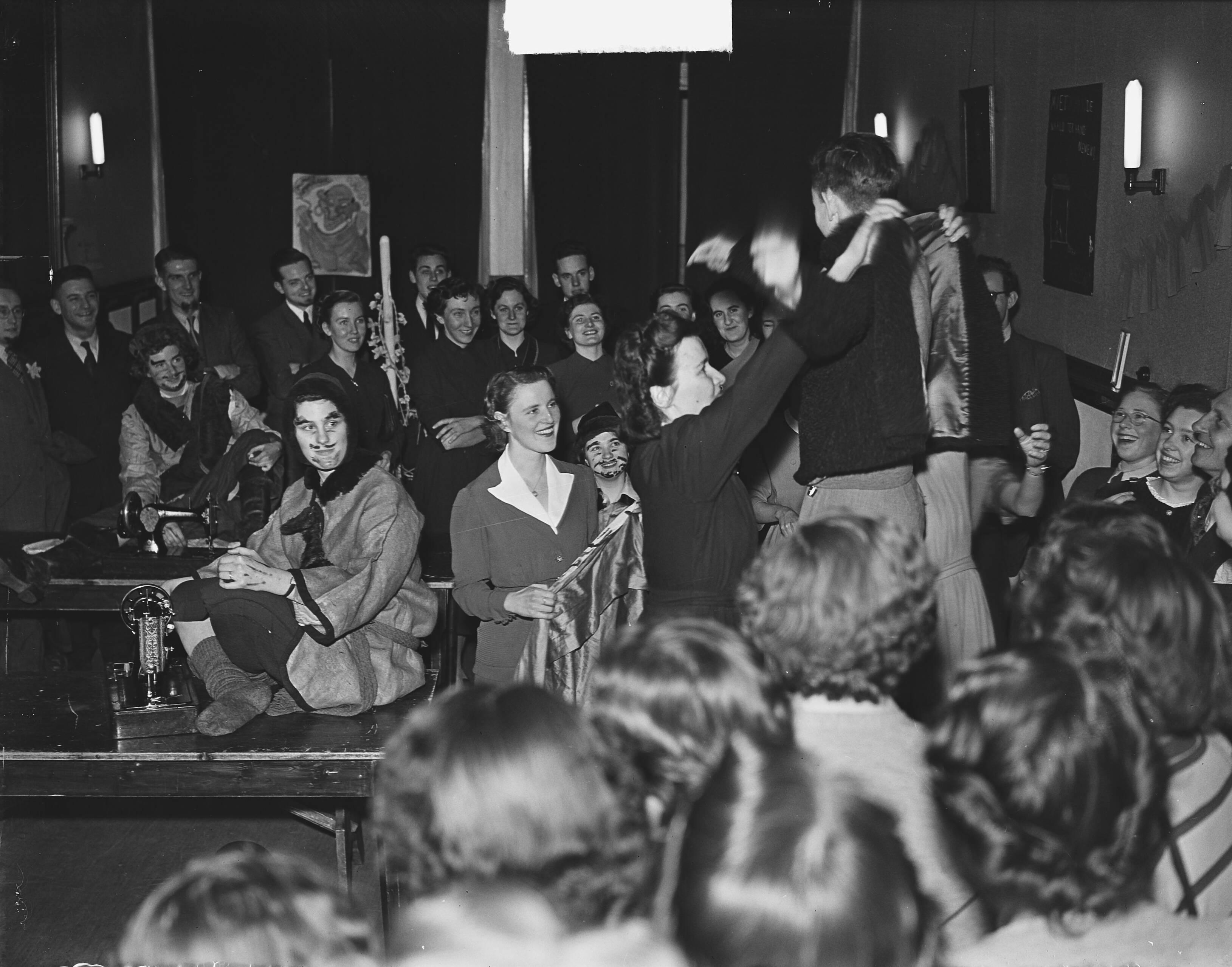 Utrechts Studenten Corps. Opening atelier bij KVSV — Foto: Bilsen, Joop van / Anefo. — Licentie: Set B: Rechtenvrij / Publiek Domein. Bron: Nationaal Archief. http://hdl.handle.net/10648/a8e66350-d0b4-102d-bcf8-003048976d84
