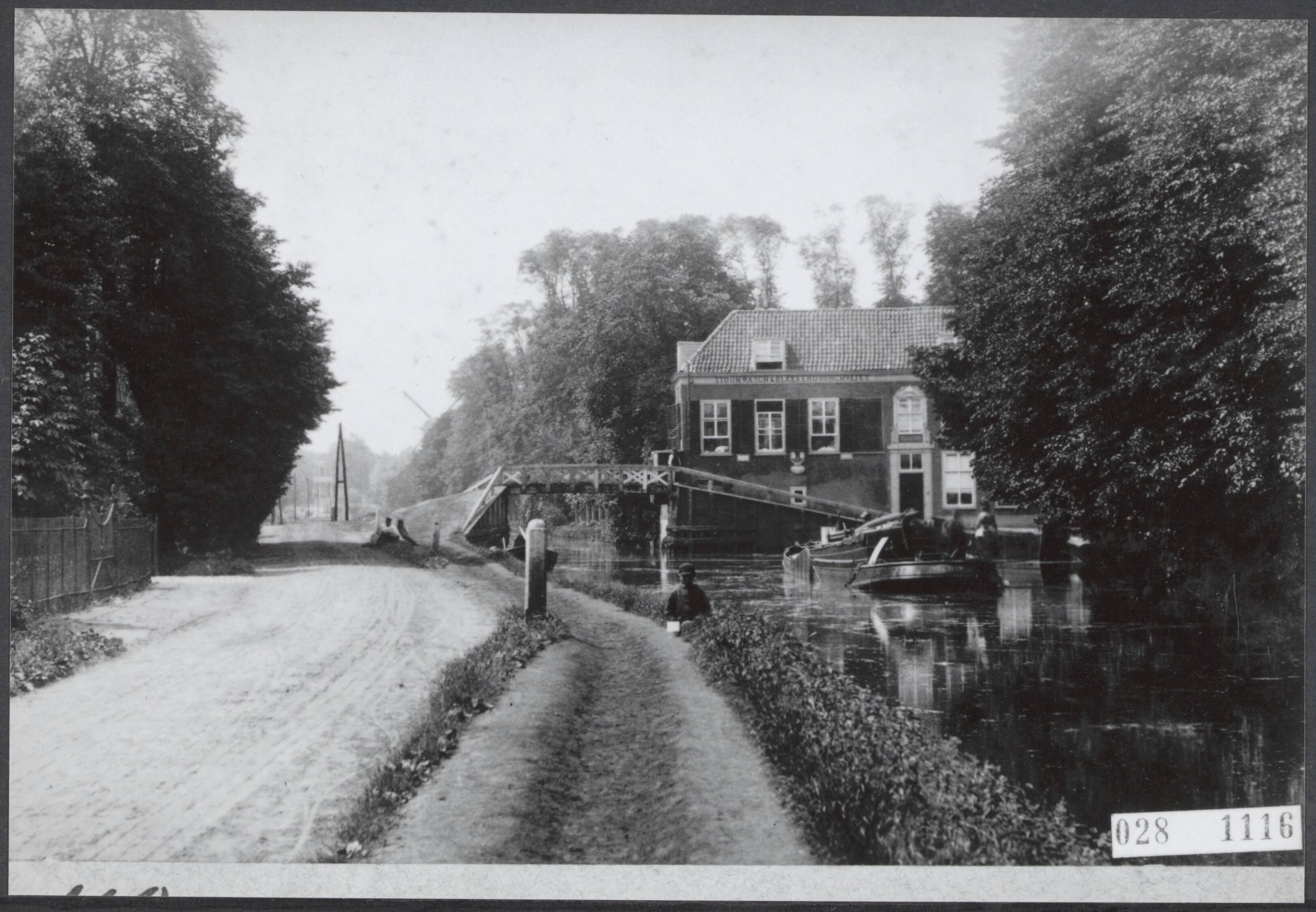 Fotocollectie Elsevier Binnenland — Rijswijk (Z.H.). Landgoed Burchvliet, met Trekvliet richting Den Haag. — Foto: Onbekend / Publiek Domein of Rechtenvrij. Licentie: Set B: Rechtenvrij / Publiek Domein. Bron: Nationaal Archief. http://hdl.handle.net/10648/addfcfd6-d0b4-102d-bcf8-003048976d84