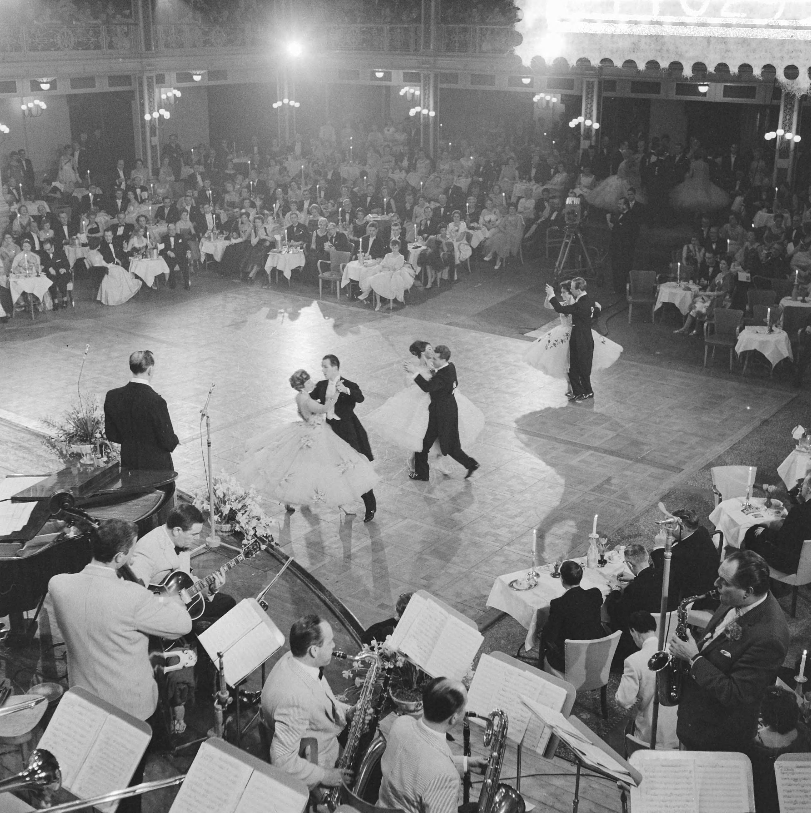 Fotocollectie Anefo — AVRO's danstoernooi in het Kurhaus te Scheveningen overzicht van de deelnemers — Foto: Behrens, Herbert F. / Anefo. Licentie: Set B: Rechtenvrij / Publiek Domein. Bron: Nationaal Archief. http://hdl.handle.net/10648/a9a836ba-d0b4-102d-bcf8-003048976d84