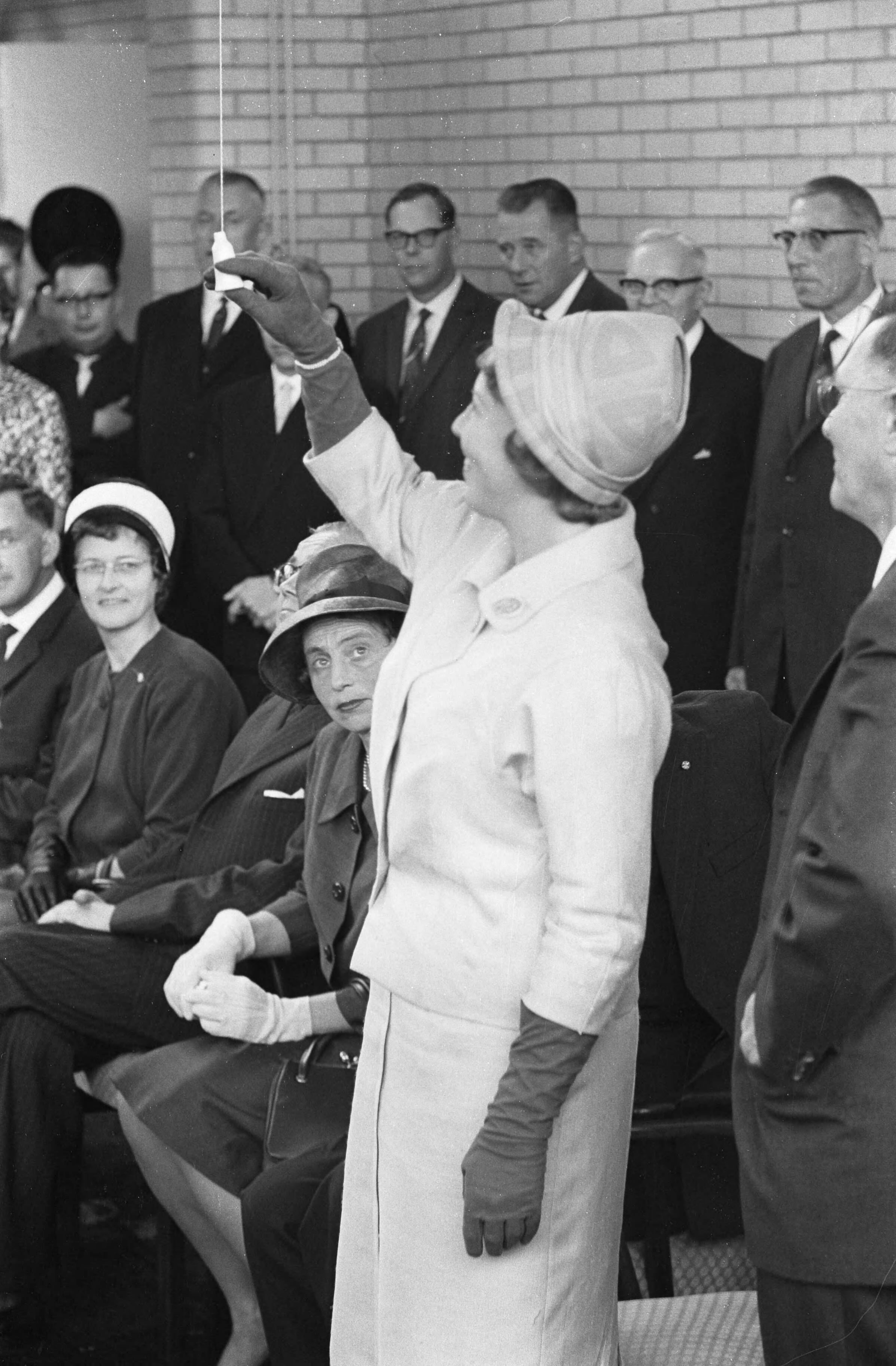 Fotocollectie Anefo — Prinses Beatrix opent Buitenschool in Leeuwarden. De prinses verricht de opening door de elektrische schoolbel in werking te stellen — Foto: Pot, Harry / Anefo. Licentie: Set B: Rechtenvrij / Publiek Domein. Bron: Nationaal Archief. http://hdl.handle.net/10648/a9e263b2-d0b4-102d-bcf8-003048976d84