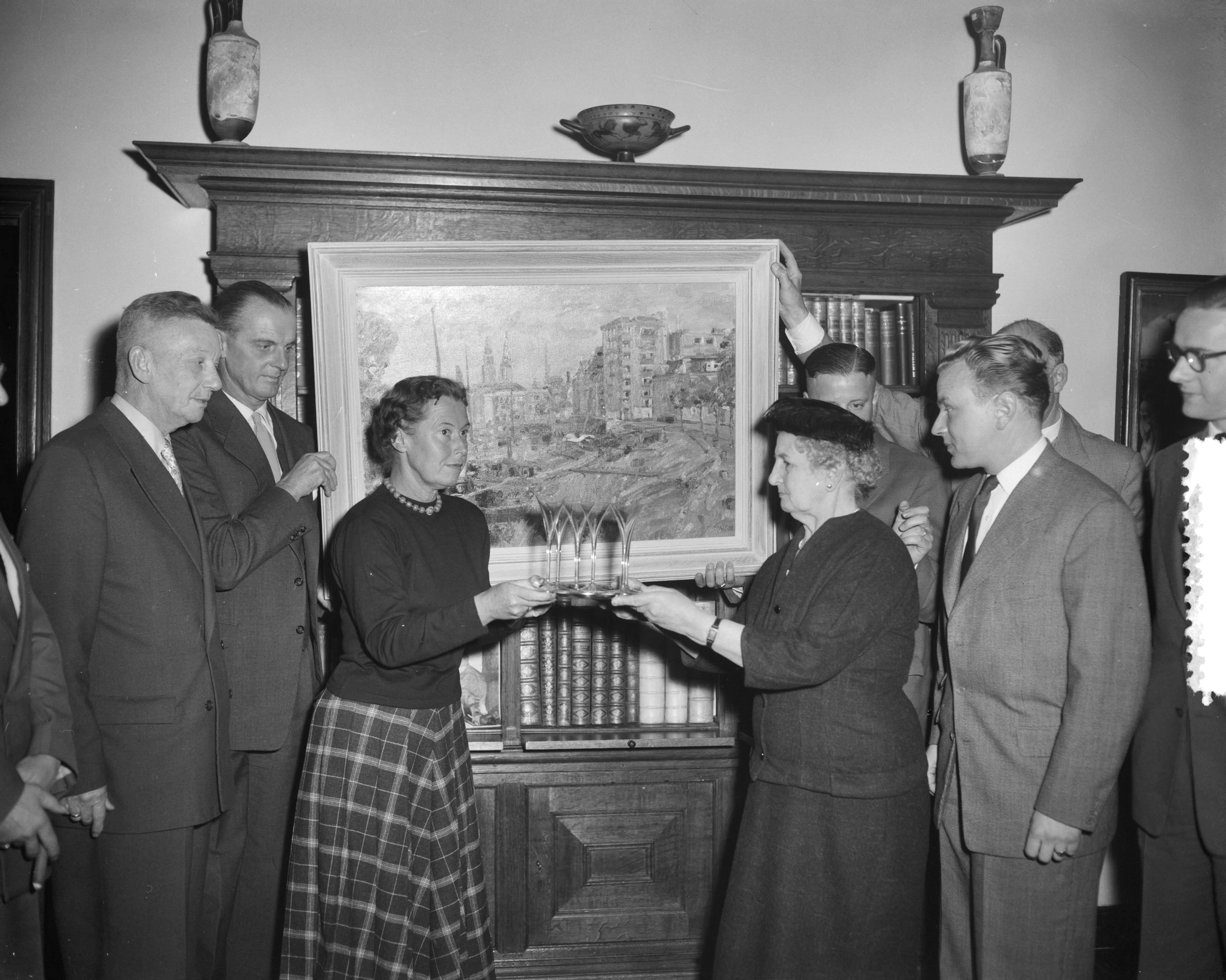 Fotocollectie Anefo — Huldiging van mevrouw Bouman door Groningers te Den Haag — Foto: Bilsen, Joop van / Anefo. Licentie: Set B: Rechtenvrij / Publiek Domein. Bron: Nationaal Archief. http://hdl.handle.net/10648/a952ad26-d0b4-102d-bcf8-003048976d84