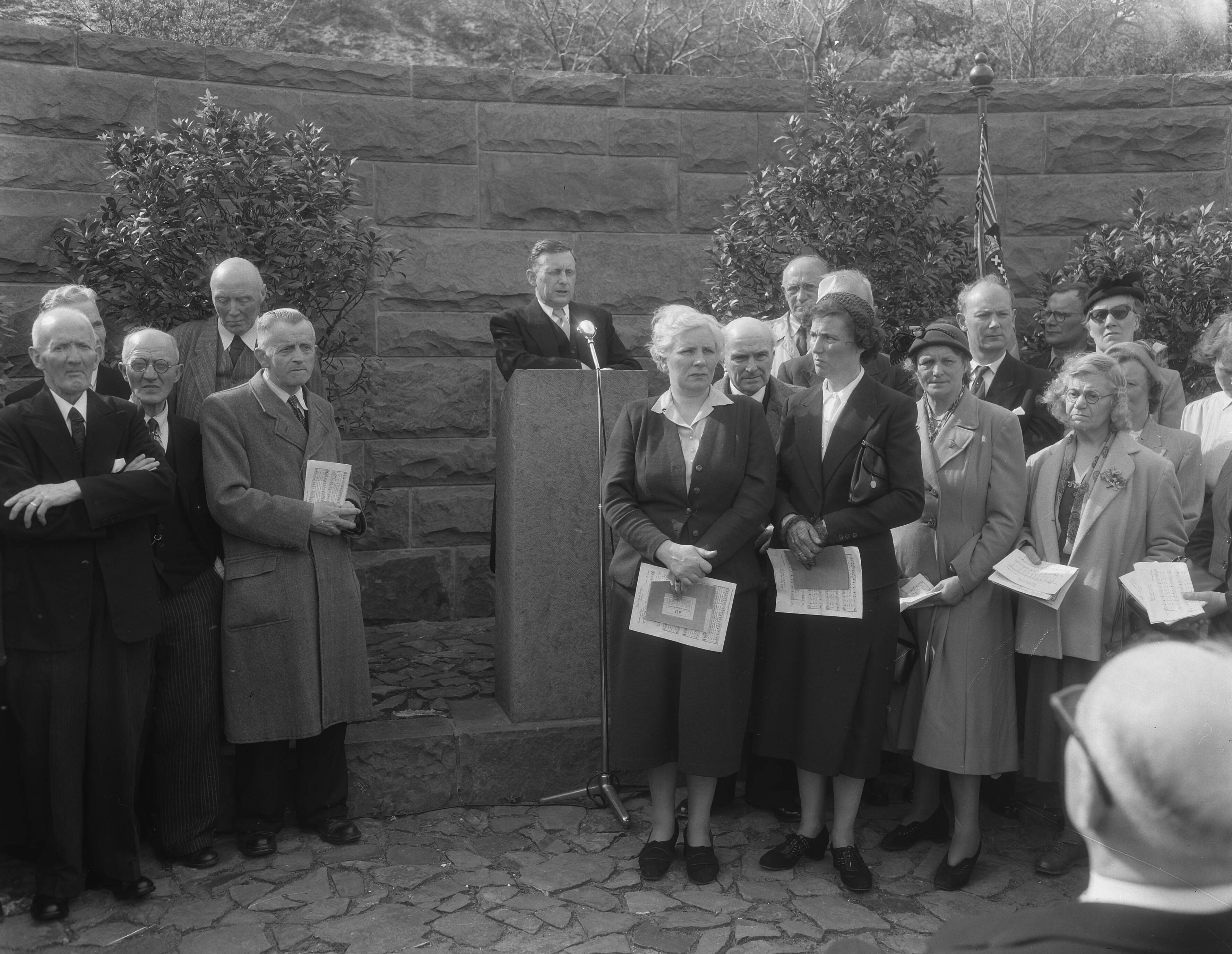 Herdenking op erebegraafplaats Overveen in aanwezigheid van minister J.G. Suurhoff — Foto: Duinen, G.W. van / Anefo. — Licentie: Set B: Rechtenvrij / Publiek Domein. Bron: Nationaal Archief. http://hdl.handle.net/10648/a921adde-d0b4-102d-bcf8-003048976d84