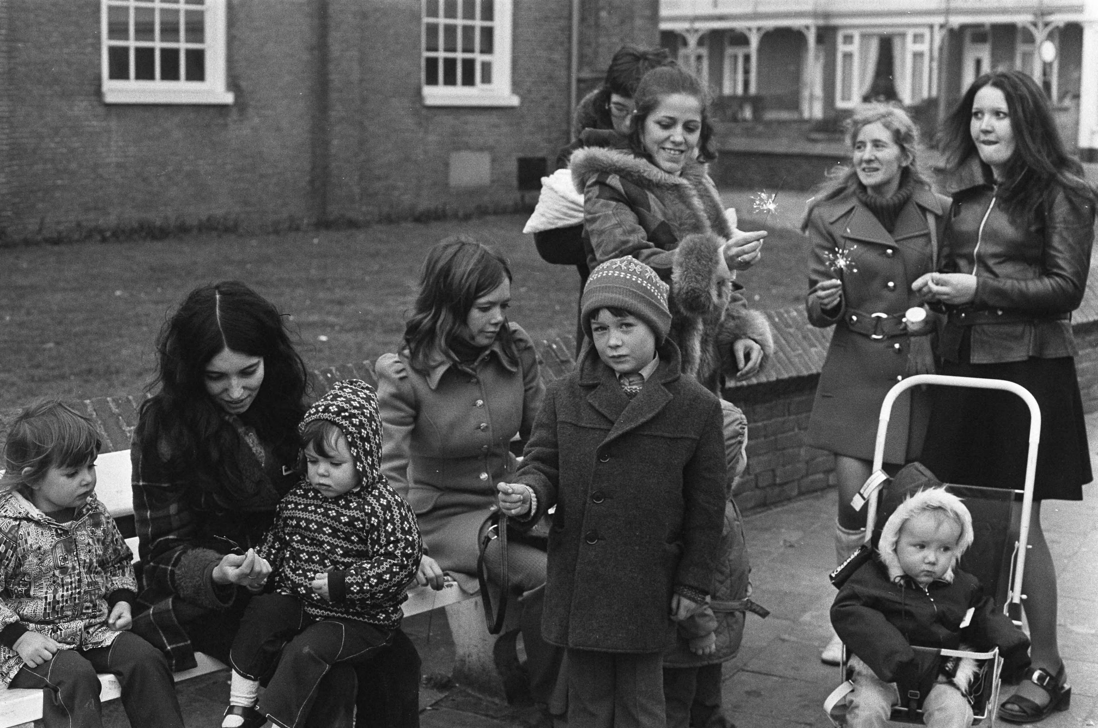 Fotocollectie Anefo — Moeders met kinderen uit Belfast (Noord-Ierland) in Zandvoort voor vakantie, moeders met kinderen op de boulevard met sterretjes — Foto: Punt, W. / Anefo. Licentie: Set B: Rechtenvrij / Publiek Domein. Bron: Nationaal Archief. http://hdl.handle.net/10648/ac211038-d0b4-102d-bcf8-003048976d84