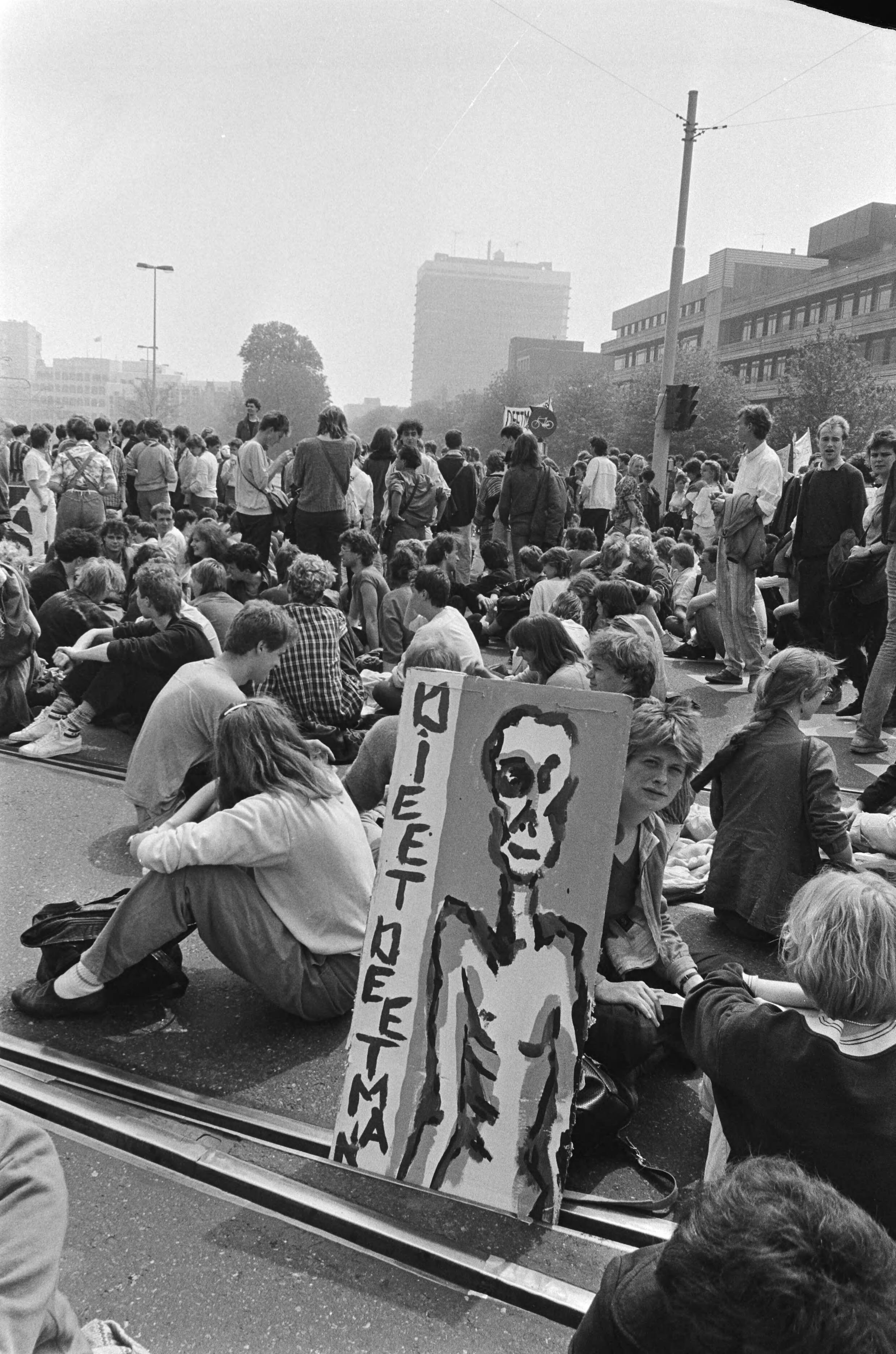 Fotocollectie Anefo — Demonstratie studenten tegen plannen nieuwe studiefinanciering; studenten houden kruispunt in Den Haag bezet — Foto: Vollebregt, Sjakkelien / Anefo. Licentie: Set B: Rechtenvrij / Publiek Domein. Bron: Nationaal Archief. http://hdl.handle.net/10648/ad46807e-d0b4-102d-bcf8-003048976d84