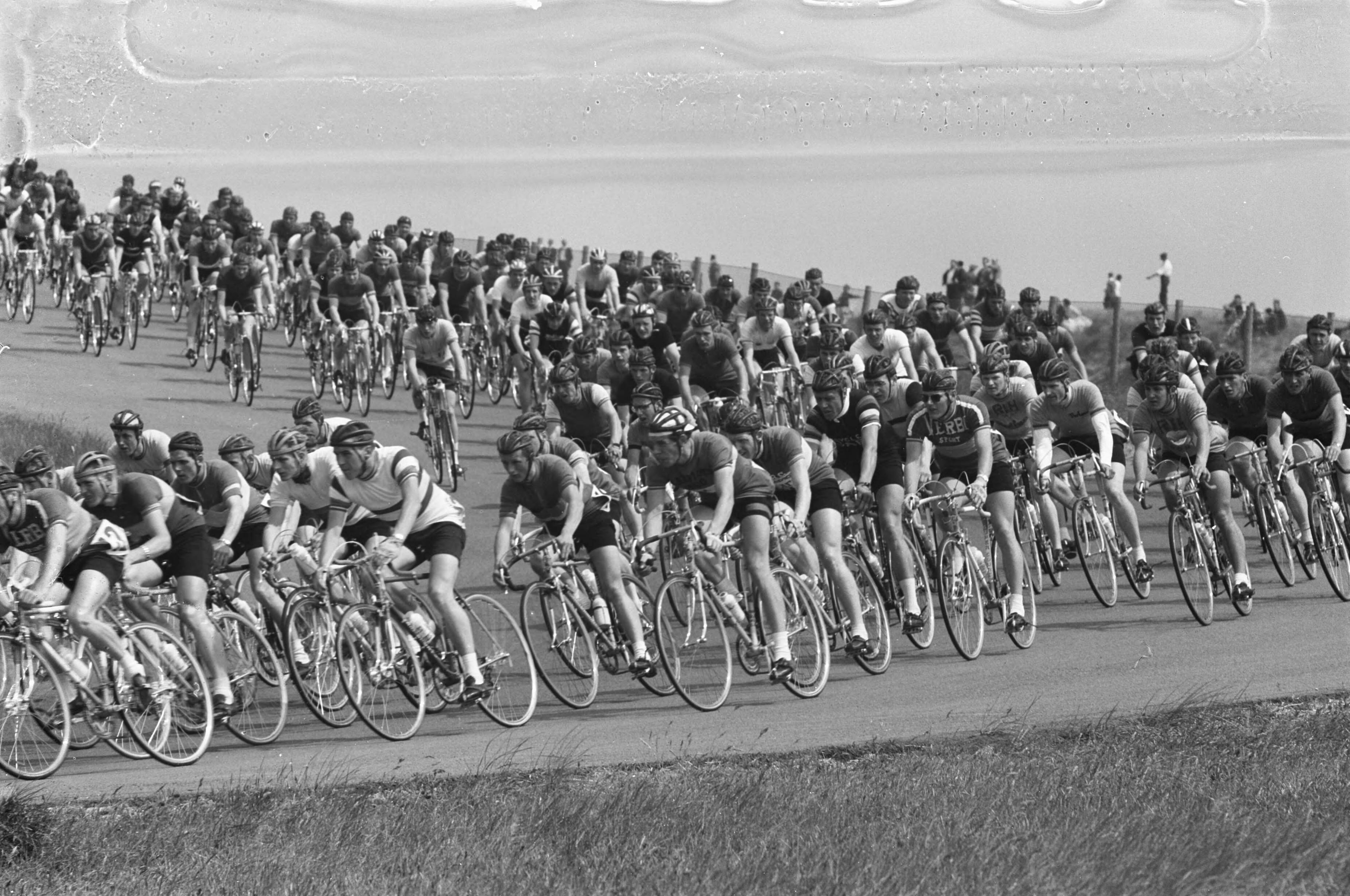 Fotocollectie Anefo — Nederlands Kampioenschap wielrennen op de weg voor amateurs. Het peloton op weg — Foto: Pot, Harry / Anefo. Licentie: Set B: Rechtenvrij / Publiek Domein. Bron: Nationaal Archief. http://hdl.handle.net/10648/a9d72baa-d0b4-102d-bcf8-003048976d84