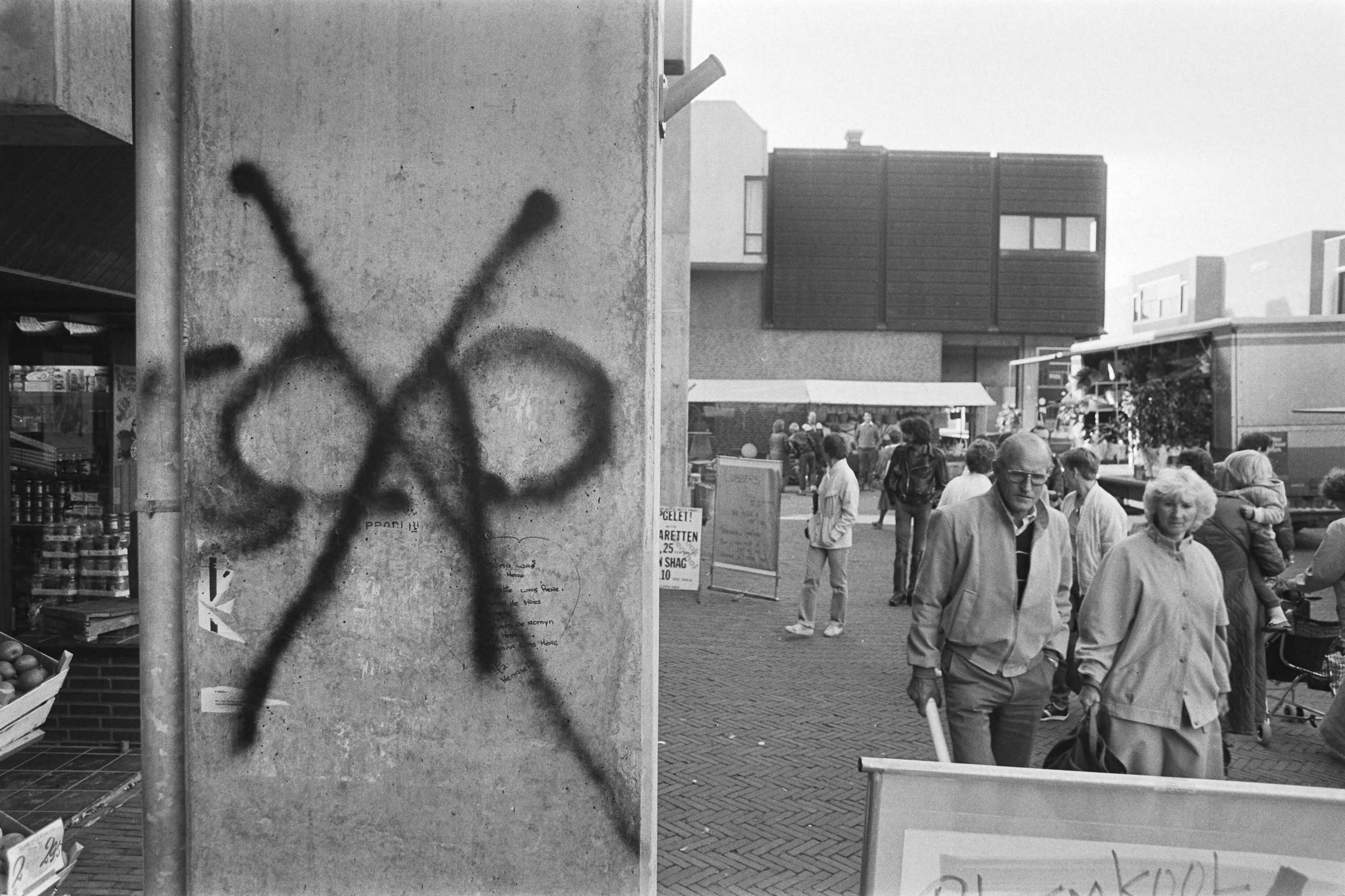 Leuzen op muren tegen Centrumpartij in Almere na gemeenteraadsverkiezingen — verkiezingen|gevels|politieke partijen|vandalisme|rechts-extremisme|Centrumpartij|Almere|Flevoland — Foto: Antonisse, Marcel / Anefo. Licentie: Set B: Rechtenvrij / Publiek Domein. Bron: Nationaal Archief. http://hdl.handle.net/10648/ad2e4360-d0b4-102d-bcf8-003048976d84
