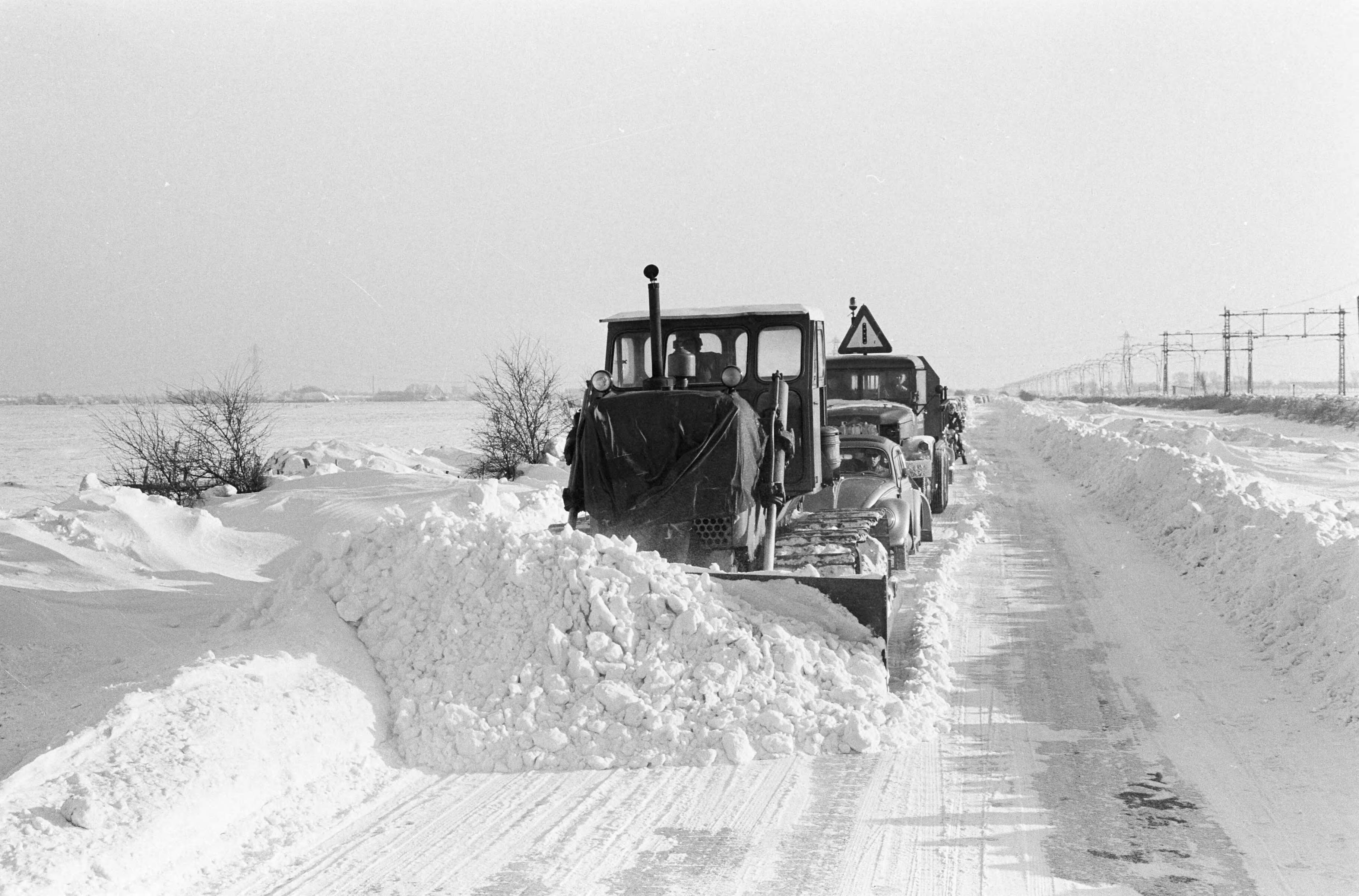 Fotocollectie Anefo — Op de provinciale weg van Krommenie naar Uitgeest, was alleen verkeer mogelijk achter bulldozer — Foto: Pot, Harry / Anefo. Licentie: Set B: Rechtenvrij / Publiek Domein. Bron: Nationaal Archief. http://hdl.handle.net/10648/aa26a1e4-d0b4-102d-bcf8-003048976d84