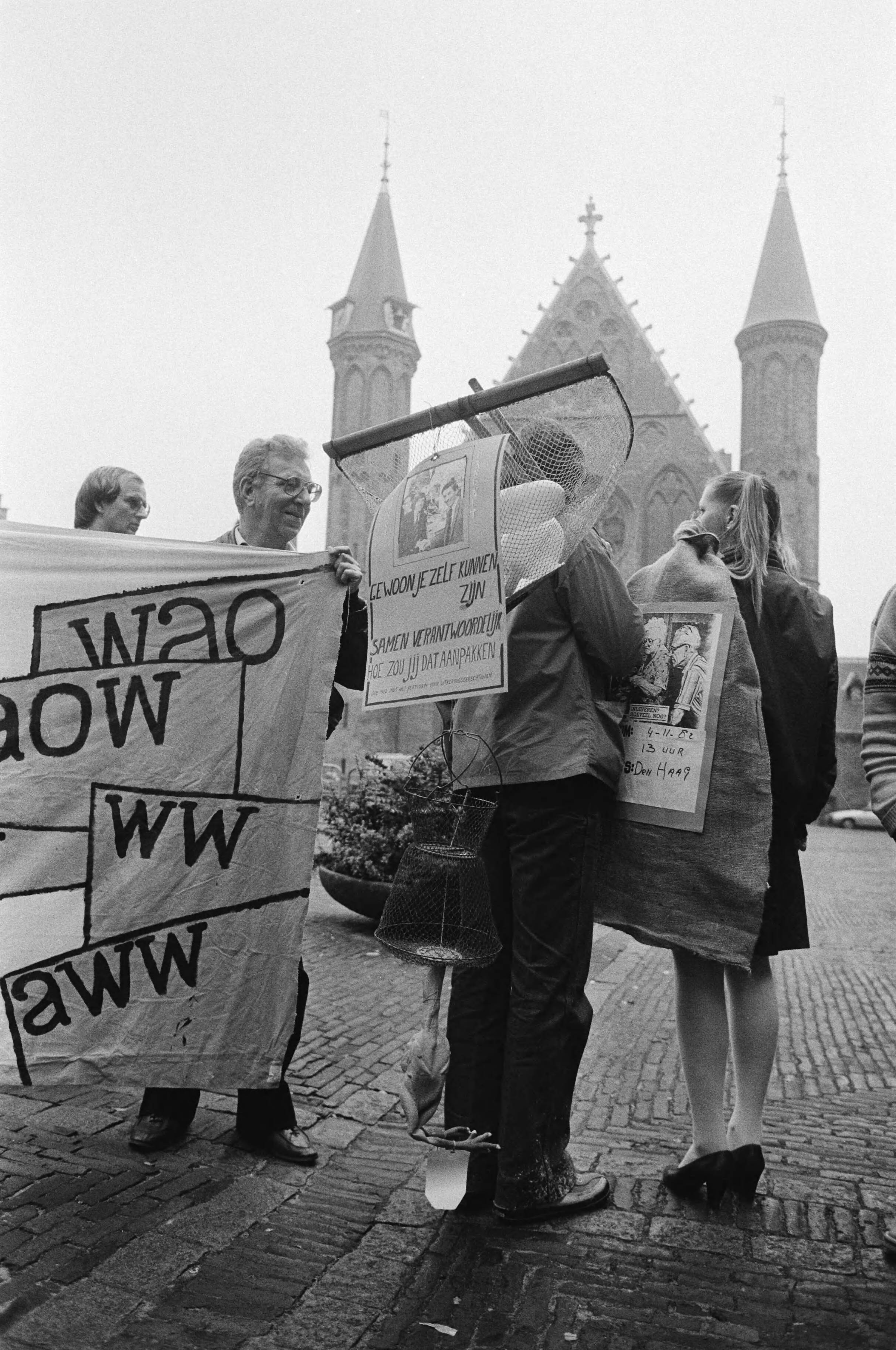Demonstratie van het landelijk WAO Comité, op het Binnenhof, tegen de bezuinigingen op uitkeringen — Den Haag|Zuid-Holland|demonstraties |spandoeken |demonstranten |bezuinigingen |Binnenhof|Binnenhof — Foto: Croes, Rob C. / Anefo. Licentie: Set B: Rechtenvrij / Publiek Domein. Bron: Nationaal Archief. http://hdl.handle.net/10648/ad212798-d0b4-102d-bcf8-003048976d84