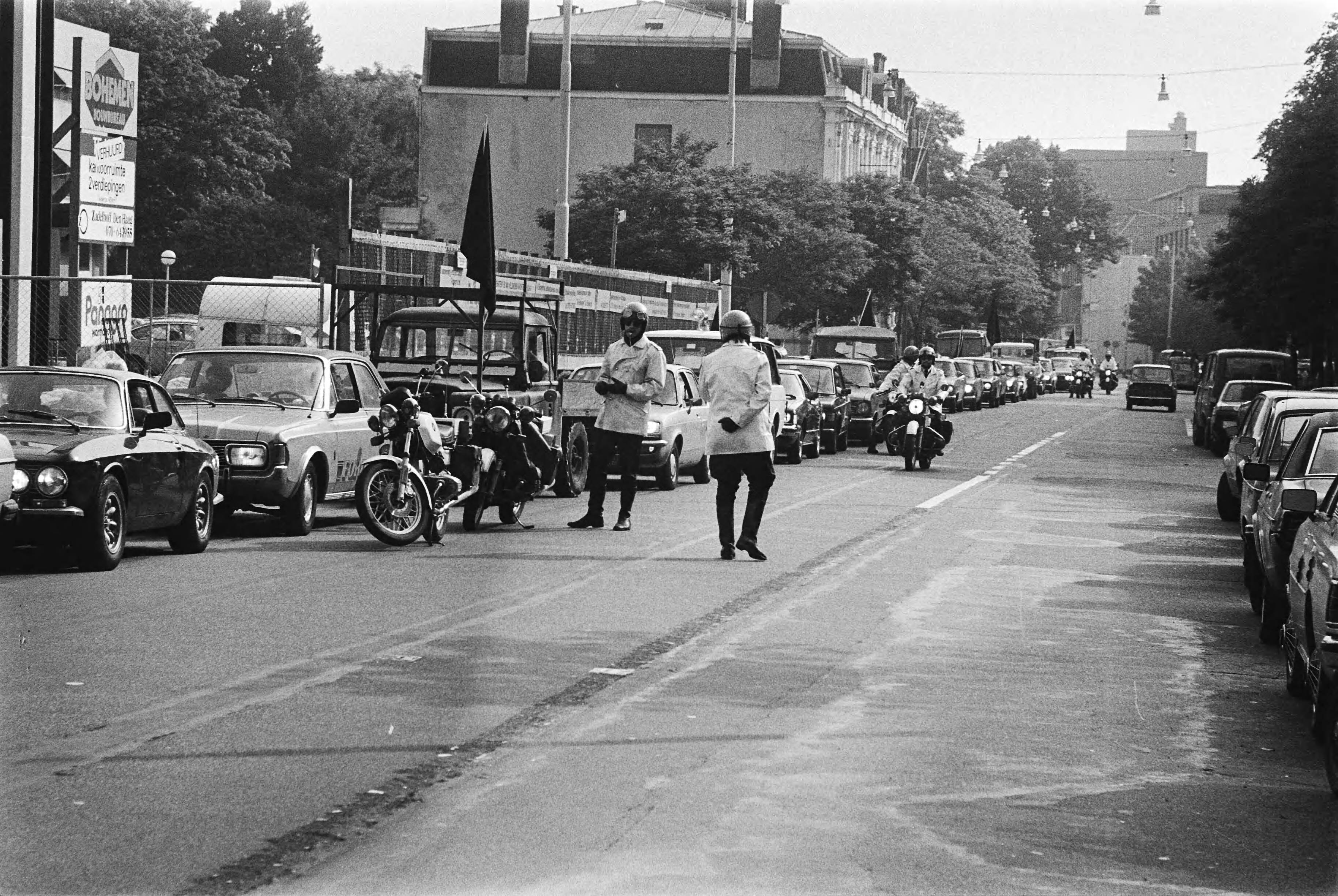Fotocollectie Anefo — Stoet van auto's van strandtenthouders uit Scheveningen voor het Min. van Economische Zaken met een petitie voor vergoeding van schade als gevolg van de storm en het slechte weer — Foto: Bogaerts, Rob / Anefo. Licentie: Set B: Rechtenvrij / Publiek Domein. Bron: Nationaal Archief. http://hdl.handle.net/10648/ace47cda-d0b4-102d-bcf8-003048976d84