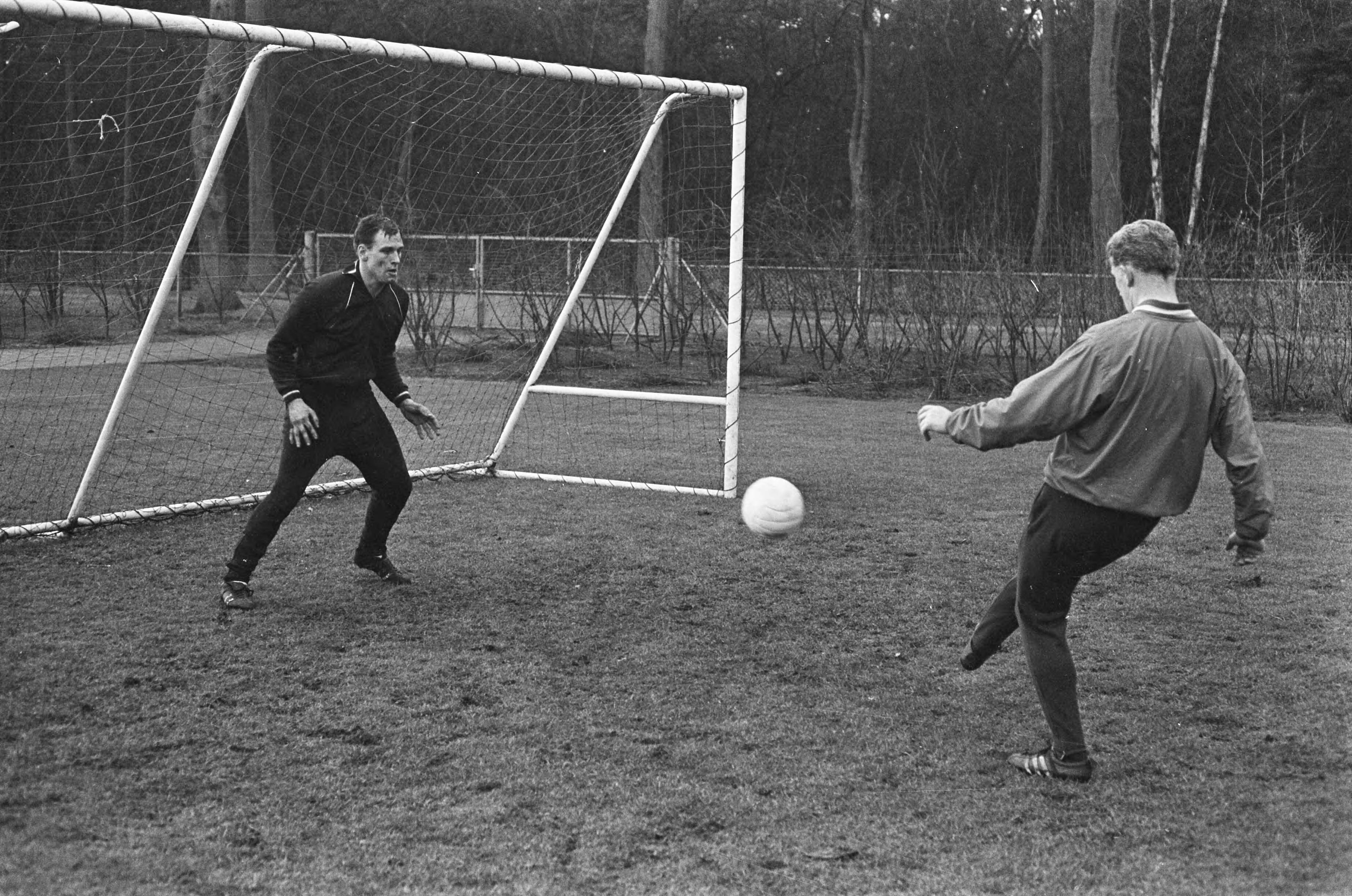Fotocollectie Anefo — Training Nederlands elftal te Zeist, Kesler schiet bij Van Leeuwen op doel — Foto: Kroon, Ron / Anefo. Licentie: Set B: Rechtenvrij / Publiek Domein. Bron: Nationaal Archief. http://hdl.handle.net/10648/ab0ef188-d0b4-102d-bcf8-003048976d84
