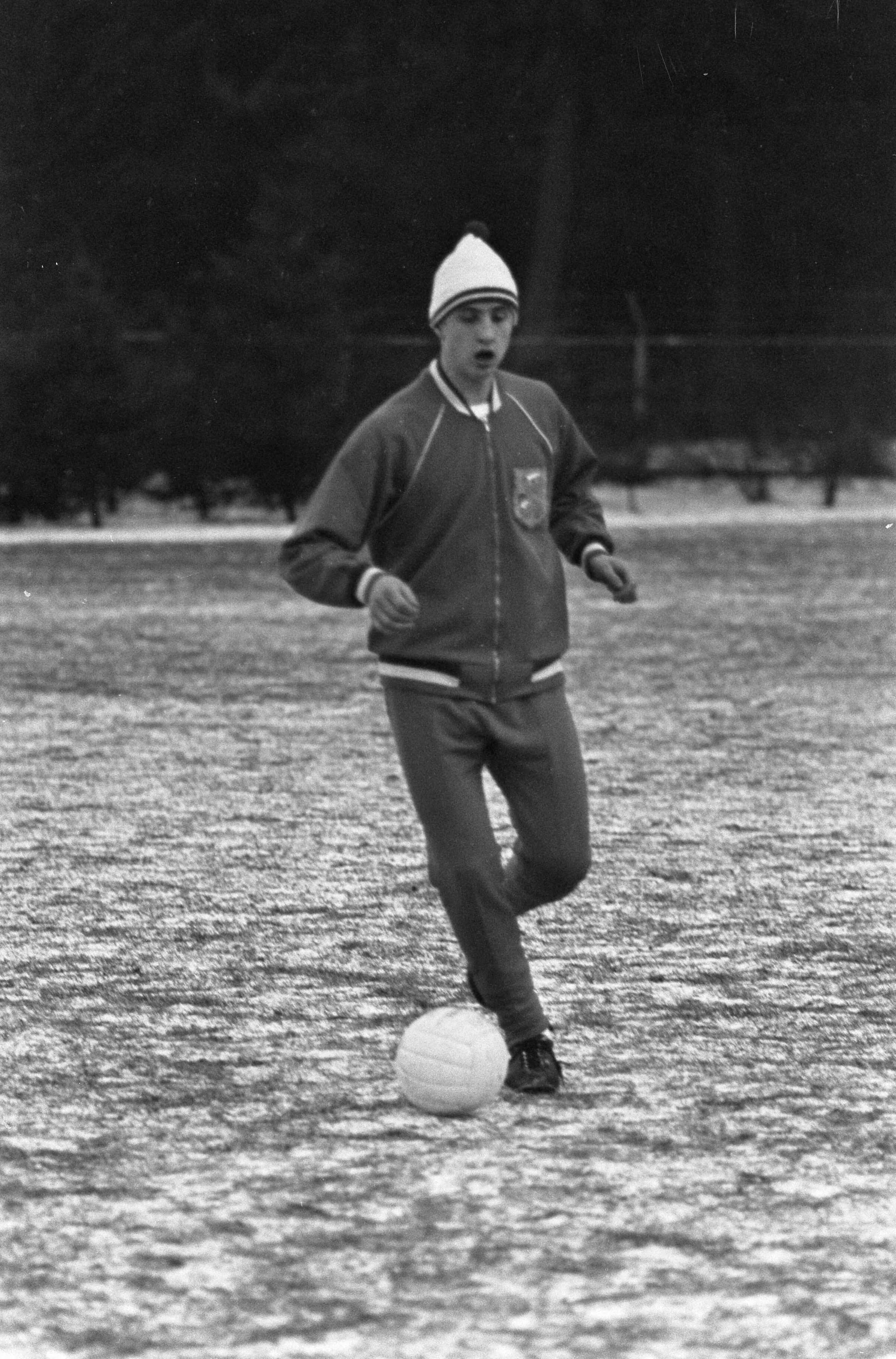 Fotocollectie Anefo — Training Nederlands Elftal. Johan Cruijff (met ijsmuts) in actie met de bal — Foto: Koch, Eric / Anefo. Licentie: Set B: Rechtenvrij / Publiek Domein. Bron: Nationaal Archief. http://hdl.handle.net/10648/aad67ec0-d0b4-102d-bcf8-003048976d84