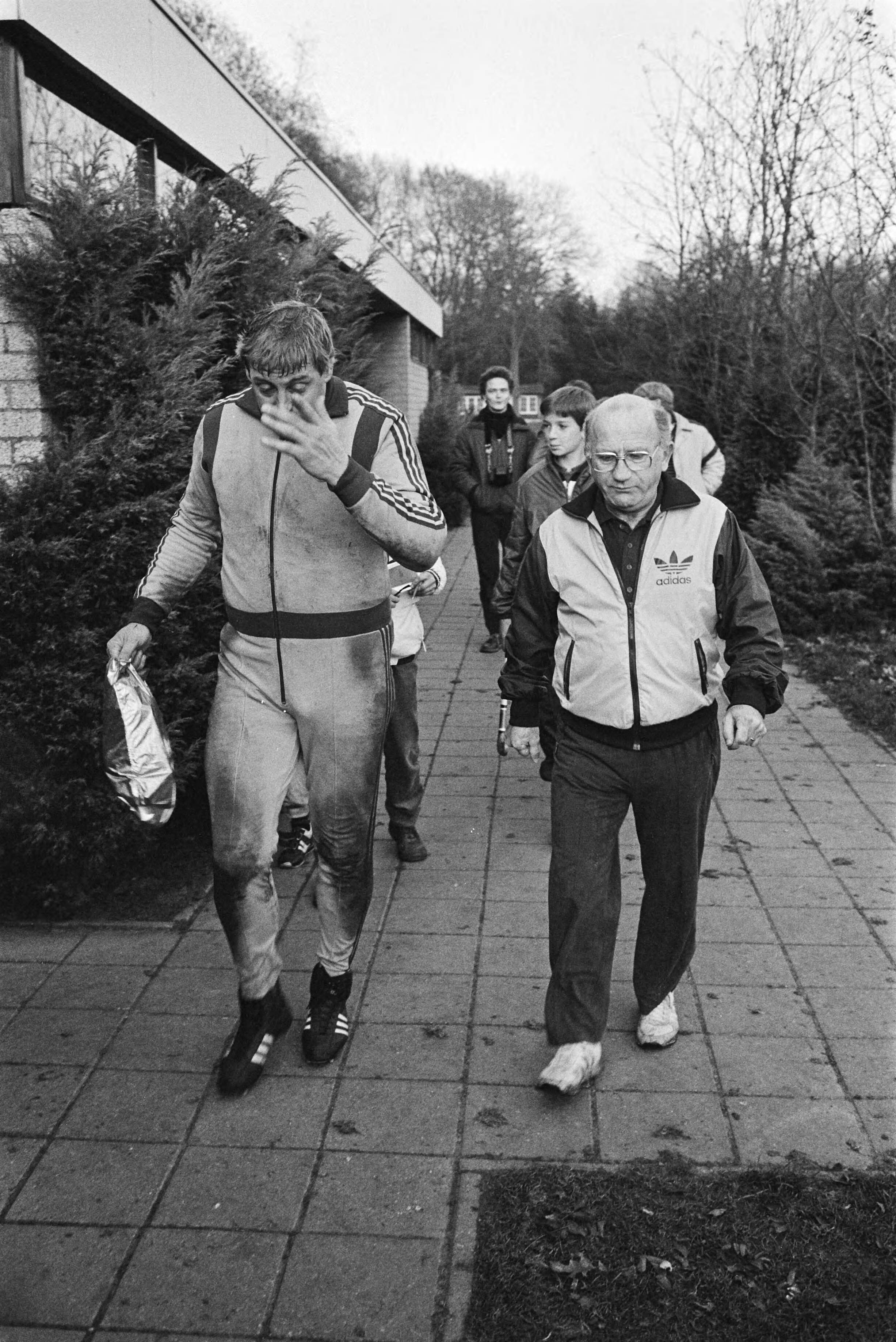Zeist, training Nederlands elftal in verband met interland tegen Spanje — Doelman Piet Schrijvers (l) en bondscoach Rijvers — Foto: Antonisse, Marcel / Anefo. Licentie: Set B: Rechtenvrij / Publiek Domein. Bron: Nationaal Archief. http://hdl.handle.net/10648/ad30acea-d0b4-102d-bcf8-003048976d84