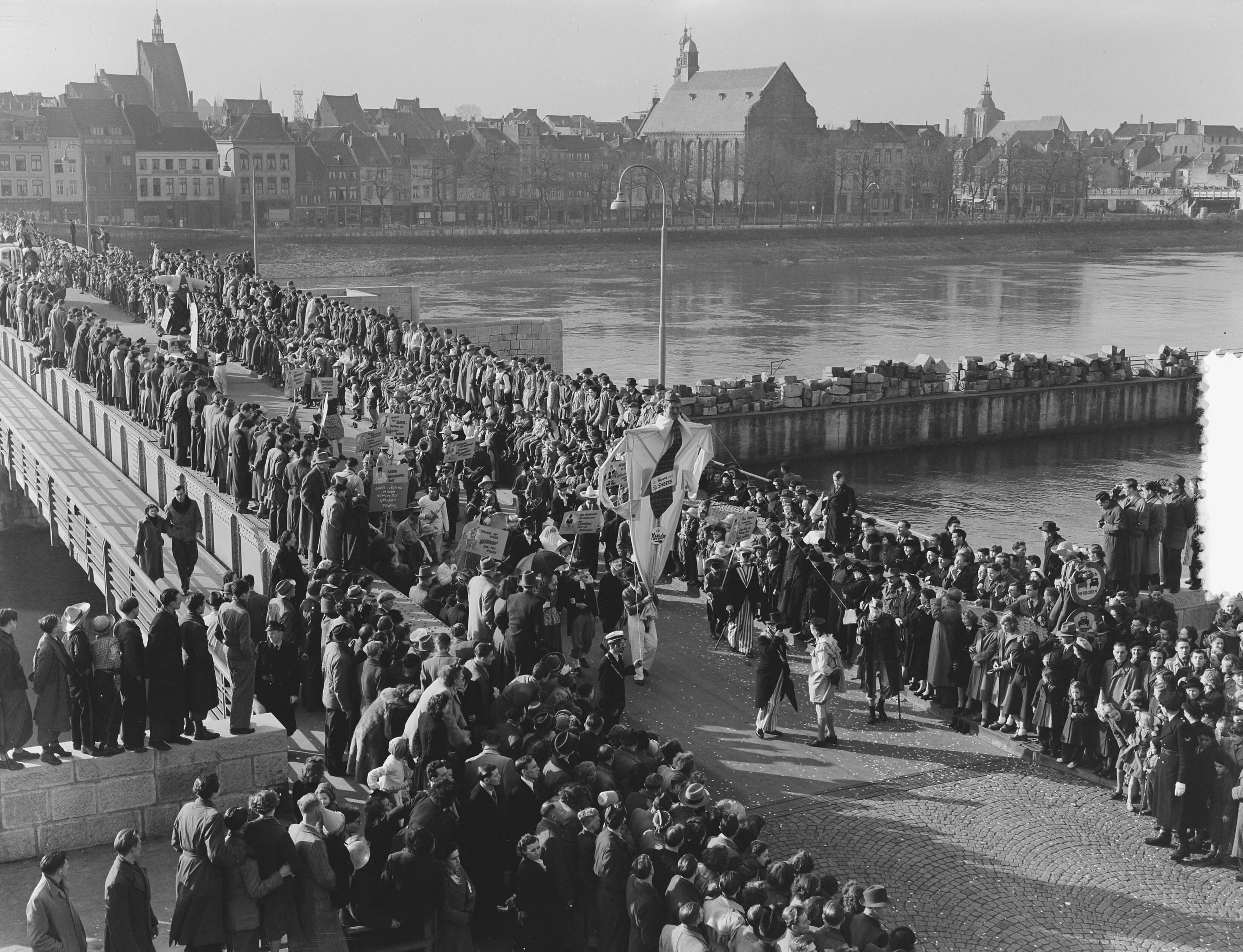 Carnavalsoptocht in Maastricht — Foto: Pot, Harry / Anefo. — Licentie: Set B: Rechtenvrij / Publiek Domein. Bron: Nationaal Archief. http://hdl.handle.net/10648/a8f5ddc6-d0b4-102d-bcf8-003048976d84