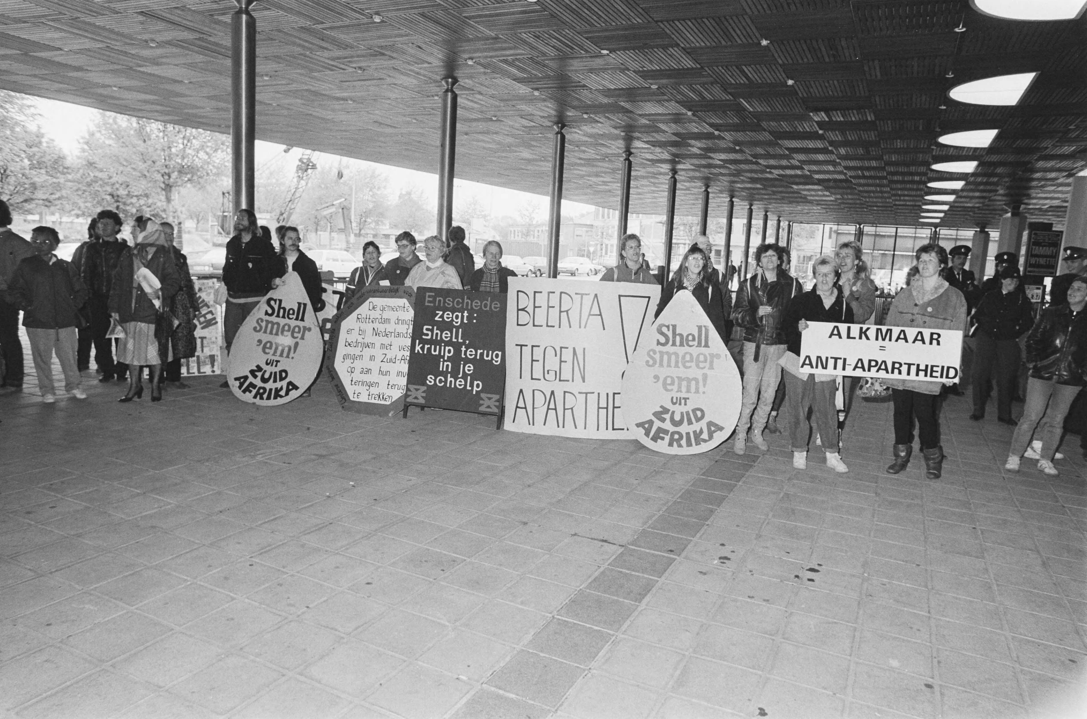 Fotocollectie Anefo — Protest bij aandeelhoudersvergadering van Shell in Den Haag — Foto: Bogaerts, Rob / Anefo. Licentie: Set B: Rechtenvrij / Publiek Domein. Bron: Nationaal Archief. http://hdl.handle.net/10648/ad603fdc-d0b4-102d-bcf8-003048976d84