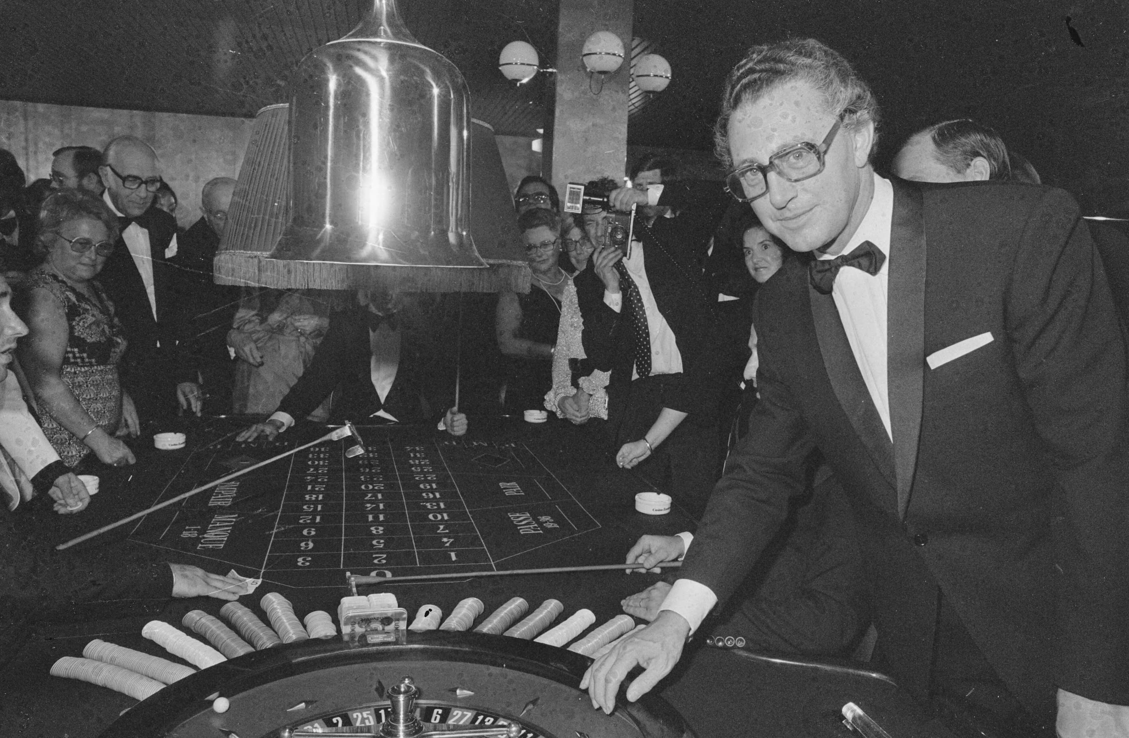 Fotocollectie Anefo — Opening Casino Zandvoort; overzicht van het casino in bedrijf — Foto: Peters, Hans / Anefo. Licentie: Set B: Rechtenvrij / Publiek Domein. Bron: Nationaal Archief. http://hdl.handle.net/10648/ad7a17cc-d0b4-102d-bcf8-003048976d84