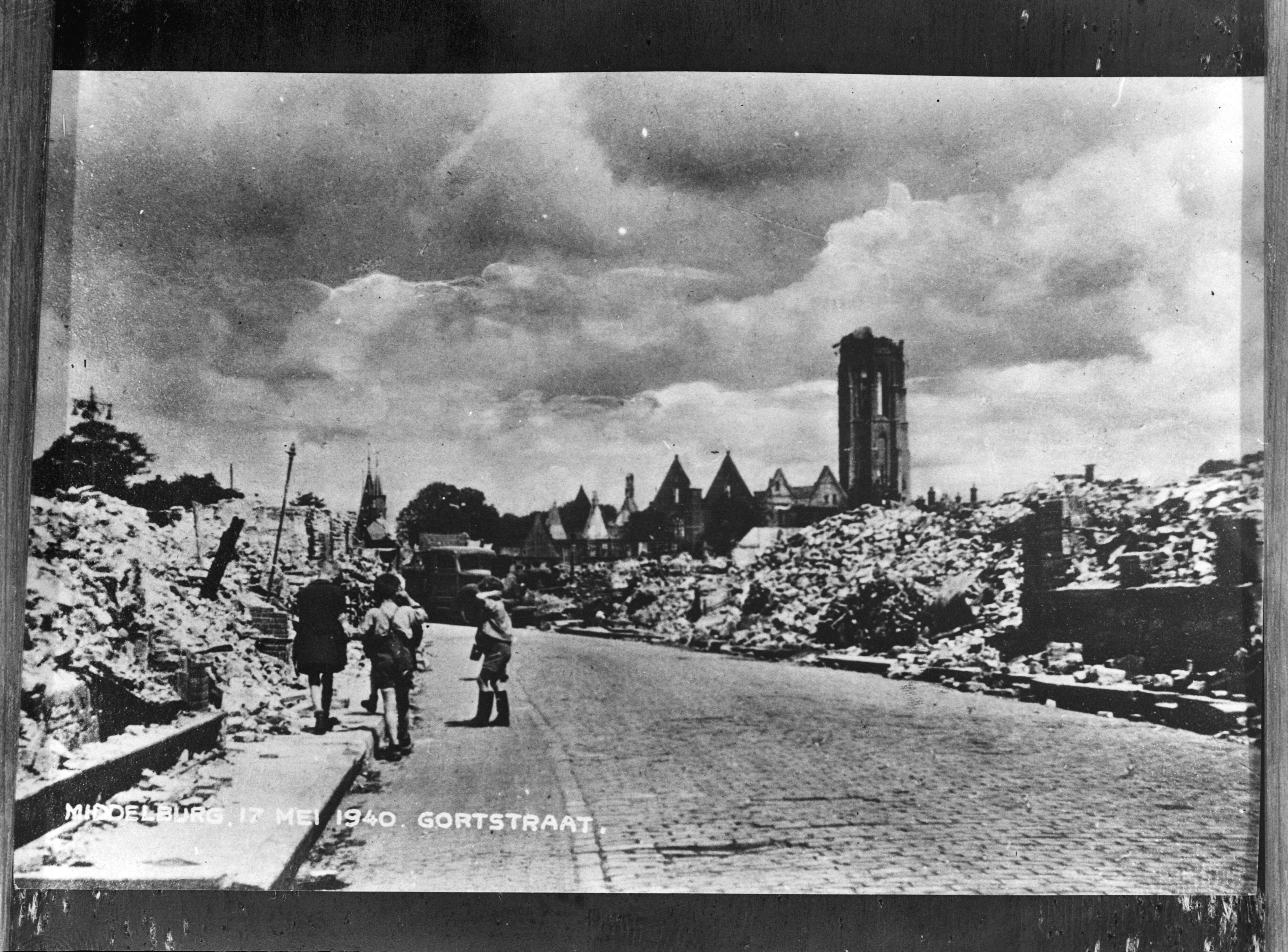 Fotocollectie Anefo — Verwoestingen in Middelburg na bombardement mei1940. Gortstraat — Foto: Doka / Anefo. Licentie: Set B: Rechtenvrij / Publiek Domein. Bron: Nationaal Archief. http://hdl.handle.net/10648/ad7ccfa8-d0b4-102d-bcf8-003048976d84