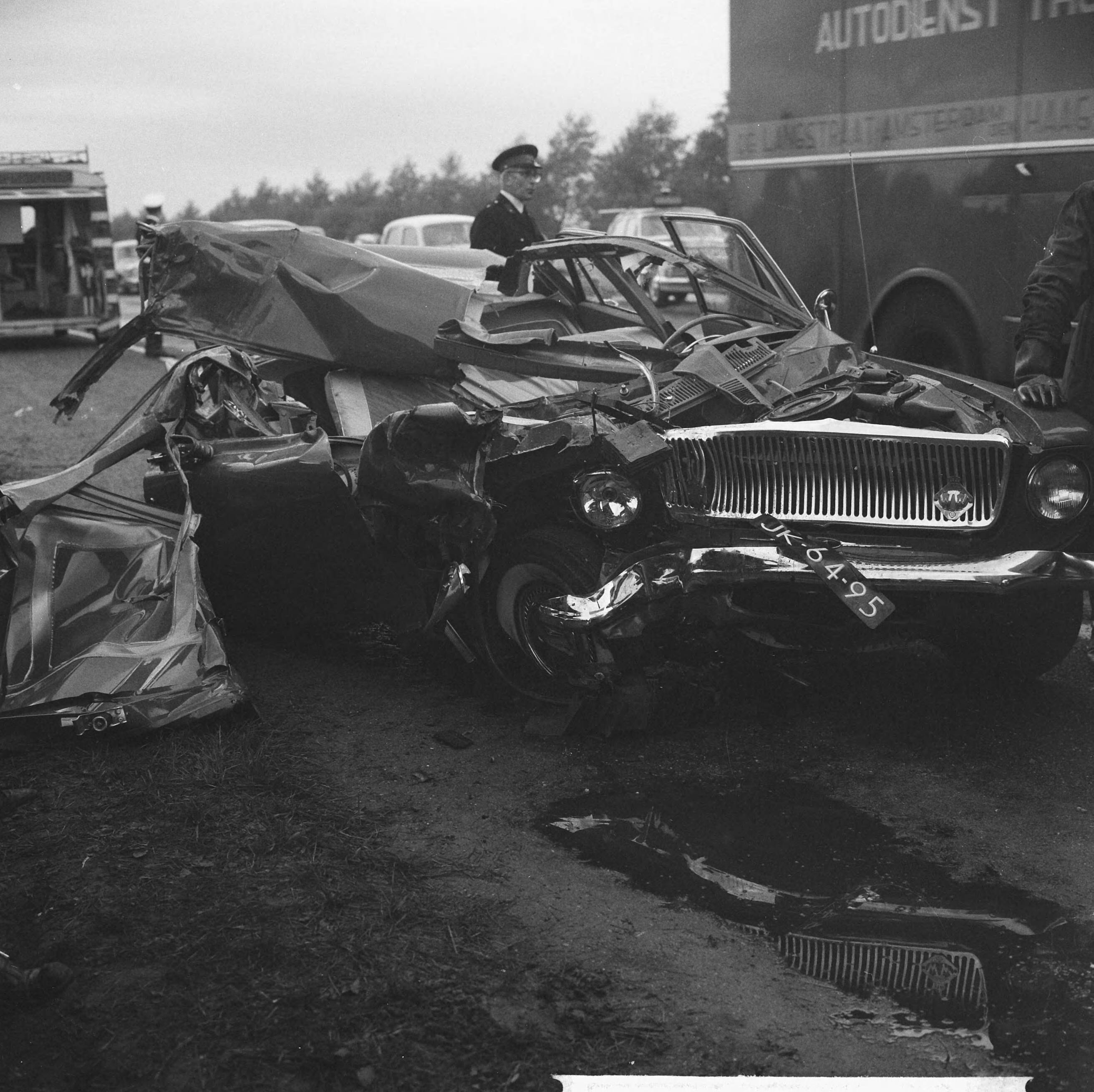 Fotocollectie Anefo — Ernstig auto-ongeluk op Rijksweg Amsterdam-Utrecht — Foto: Koch, Eric / Anefo. Licentie: Set B: Rechtenvrij / Publiek Domein. Bron: Nationaal Archief. http://hdl.handle.net/10648/aa19d86a-d0b4-102d-bcf8-003048976d84