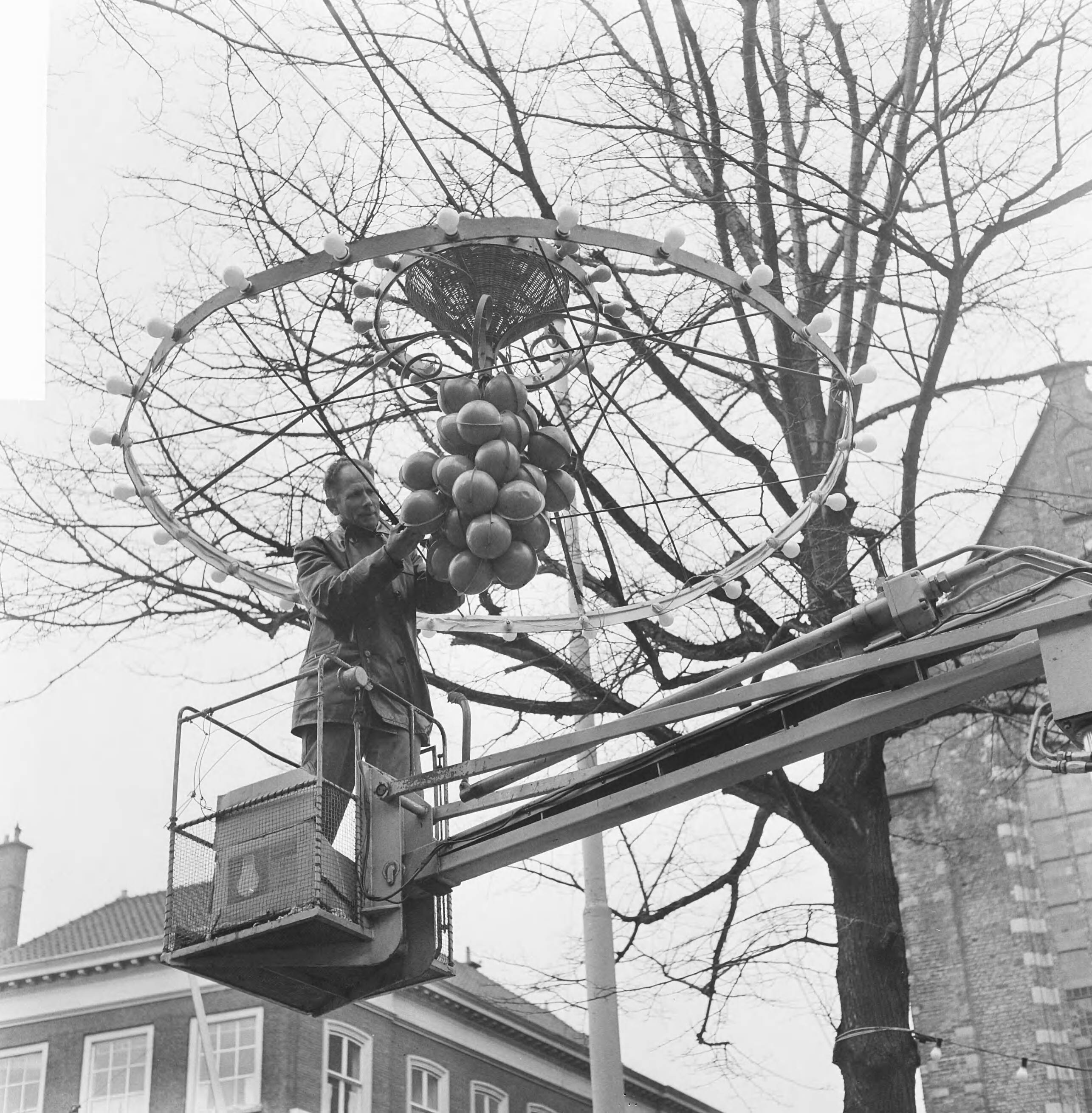 Fotocollectie Anefo — Den Haag maakt zich mooi — Foto: Kroon, Ron / Anefo. Licentie: Set B: Rechtenvrij / Publiek Domein. Bron: Nationaal Archief. http://hdl.handle.net/10648/aada0180-d0b4-102d-bcf8-003048976d84