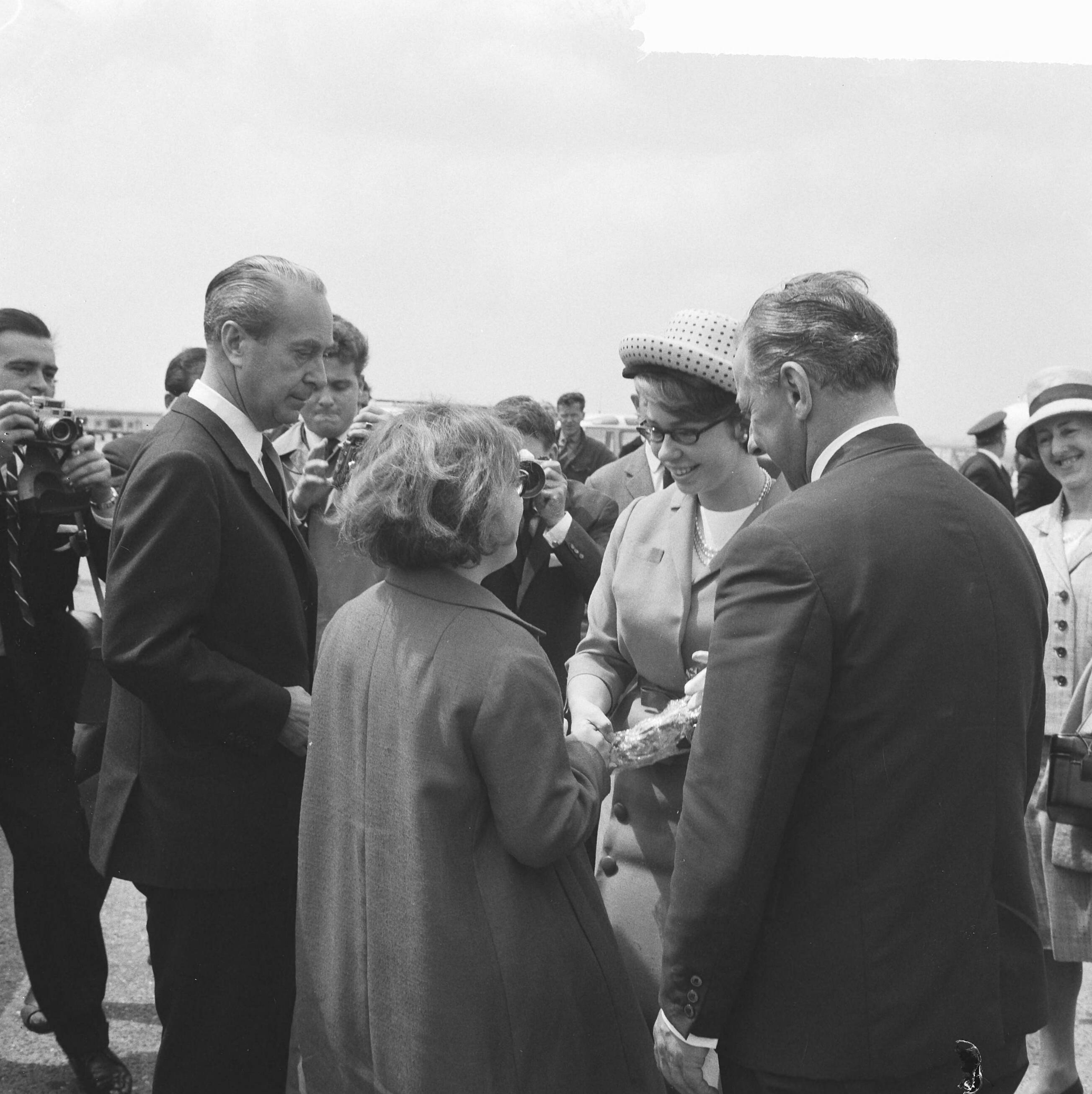 Fotocollectie Anefo — Aankomst Zweedse prinses Christina op Schiphol, afgehaald door prinses Christina — Foto: Nijs, Jac. de / Anefo. Licentie: Set B: Rechtenvrij / Publiek Domein. Bron: Nationaal Archief. http://hdl.handle.net/10648/aa6cff86-d0b4-102d-bcf8-003048976d84