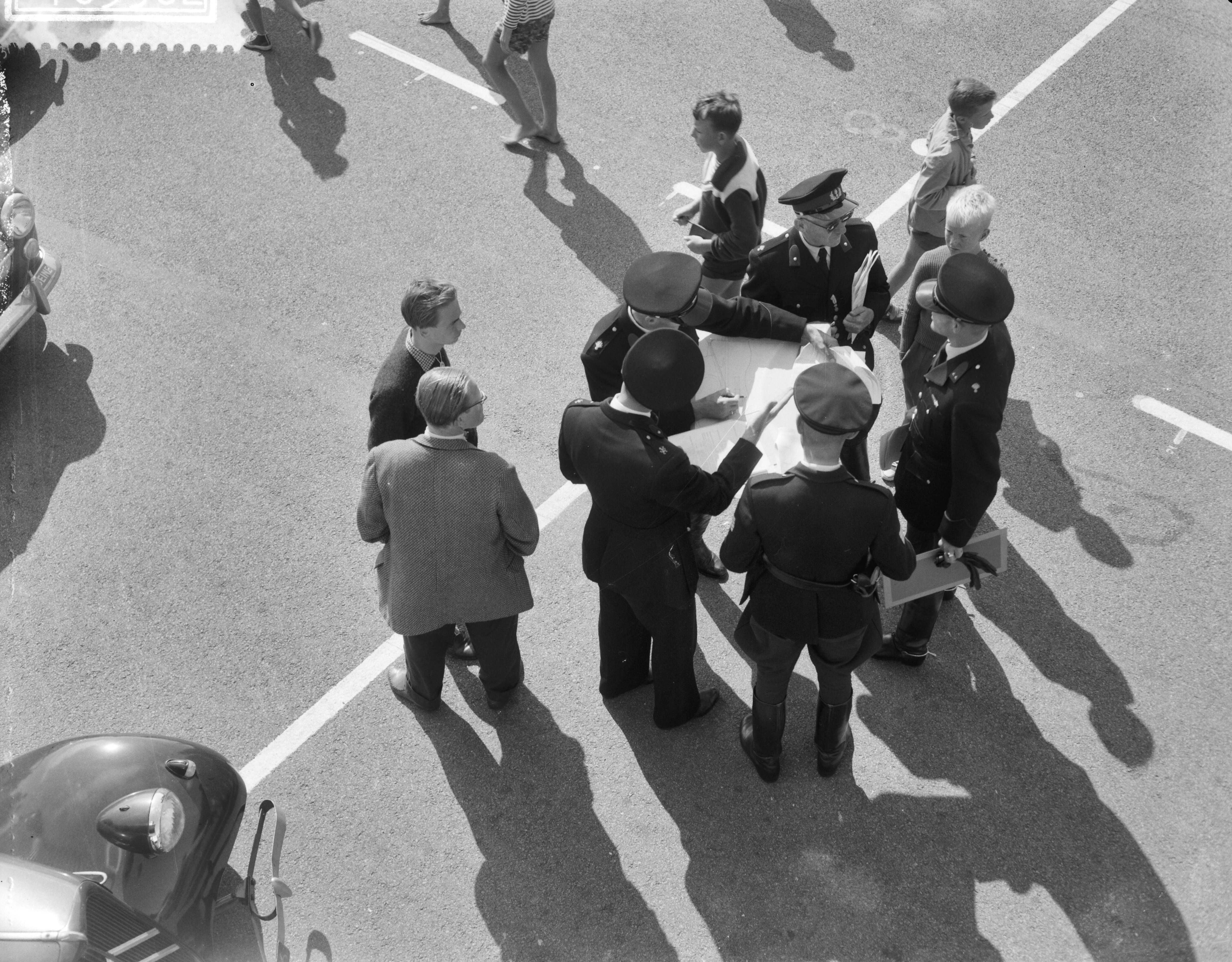Fotocollectie Anefo — Voorbereidingen voor wereldkampioenschappen op de weg in Zandvoort. Zandvoortse politie bespreekt de verkeersssituatie — Foto: Bilsen, Joop van / Anefo. Licentie: Set B: Rechtenvrij / Publiek Domein. Bron: Nationaal Archief. http://hdl.handle.net/10648/a99b1674-d0b4-102d-bcf8-003048976d84