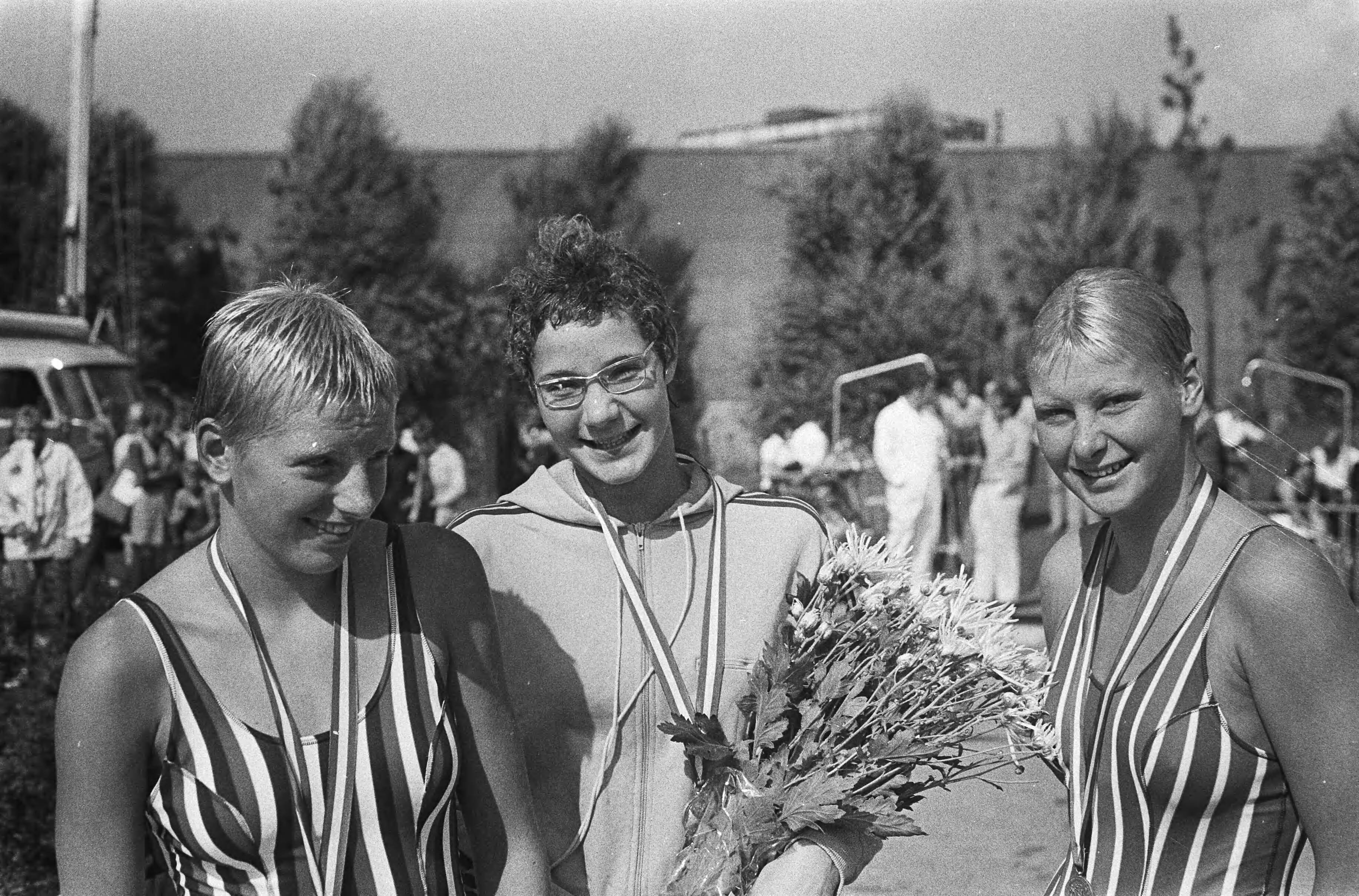 Fotocollectie Anefo — Nationale zwemkampioenschappen te Den Haag , huldiging 200 meter vrije slag dames v.l.n.r. Hansje Bunschoten ( Anke Rijnders (1e) en Linda de Boer (3e / — Foto: Mieremet, Rob / Anefo. Licentie: Set B: Rechtenvrij / Publiek Domein. Bron: Nationaal Archief. http://hdl.handle.net/10648/abc868de-d0b4-102d-bcf8-003048976d84