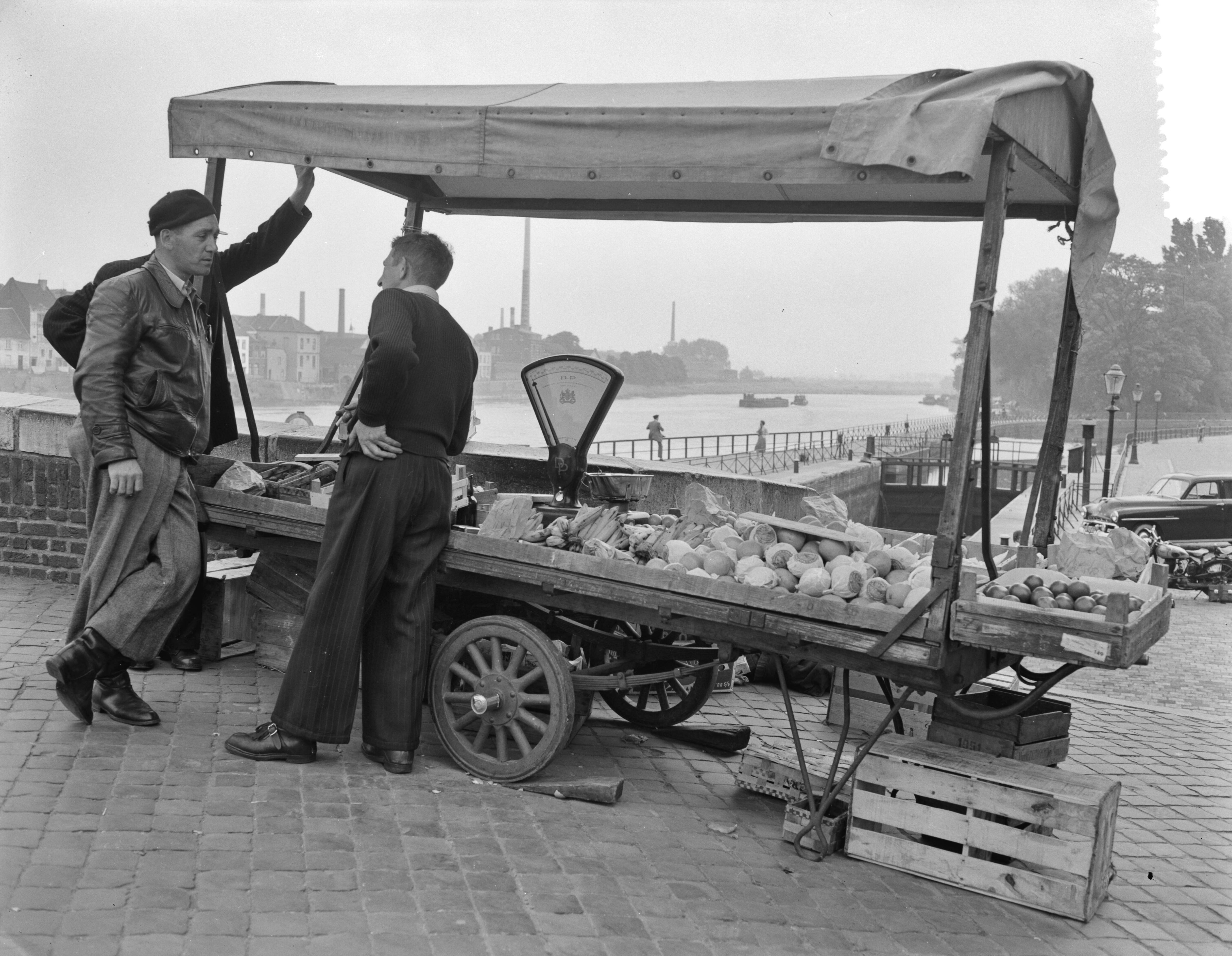 Fotocollectie Anefo — Stadsgezichten Maastricht. Groentekar op de St. Servaasbrug — Foto: Pot, Harry / Anefo. Licentie: Set B: Rechtenvrij / Publiek Domein. Bron: Nationaal Archief. http://hdl.handle.net/10648/a9371a20-d0b4-102d-bcf8-003048976d84