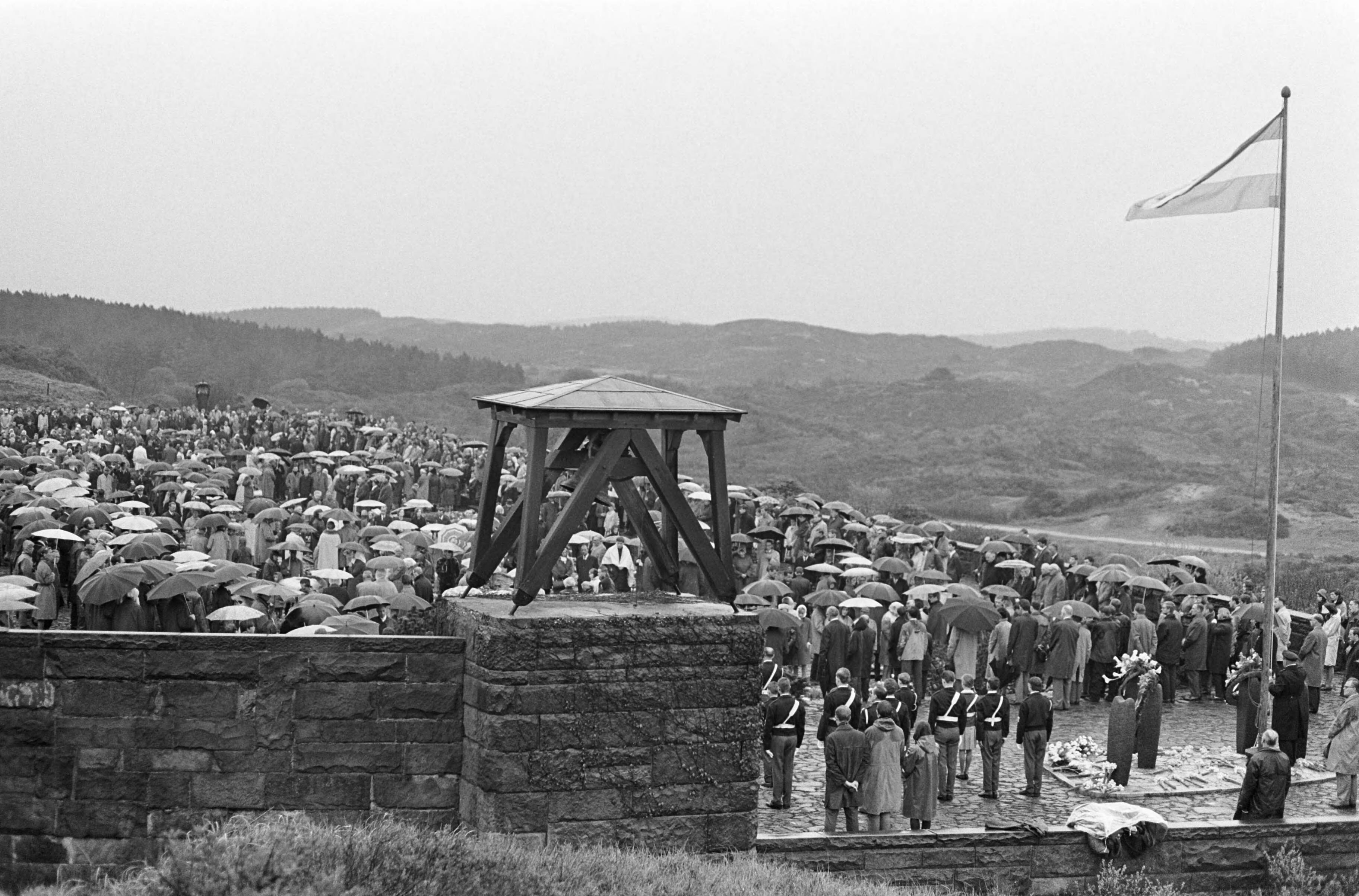 Fotocollectie Anefo — Dodenherdenking op erebegraafplaats te Overveen — Foto: Kroon, Ron / Anefo. Licentie: Set B: Rechtenvrij / Publiek Domein. Bron: Nationaal Archief. http://hdl.handle.net/10648/aae87d50-d0b4-102d-bcf8-003048976d84