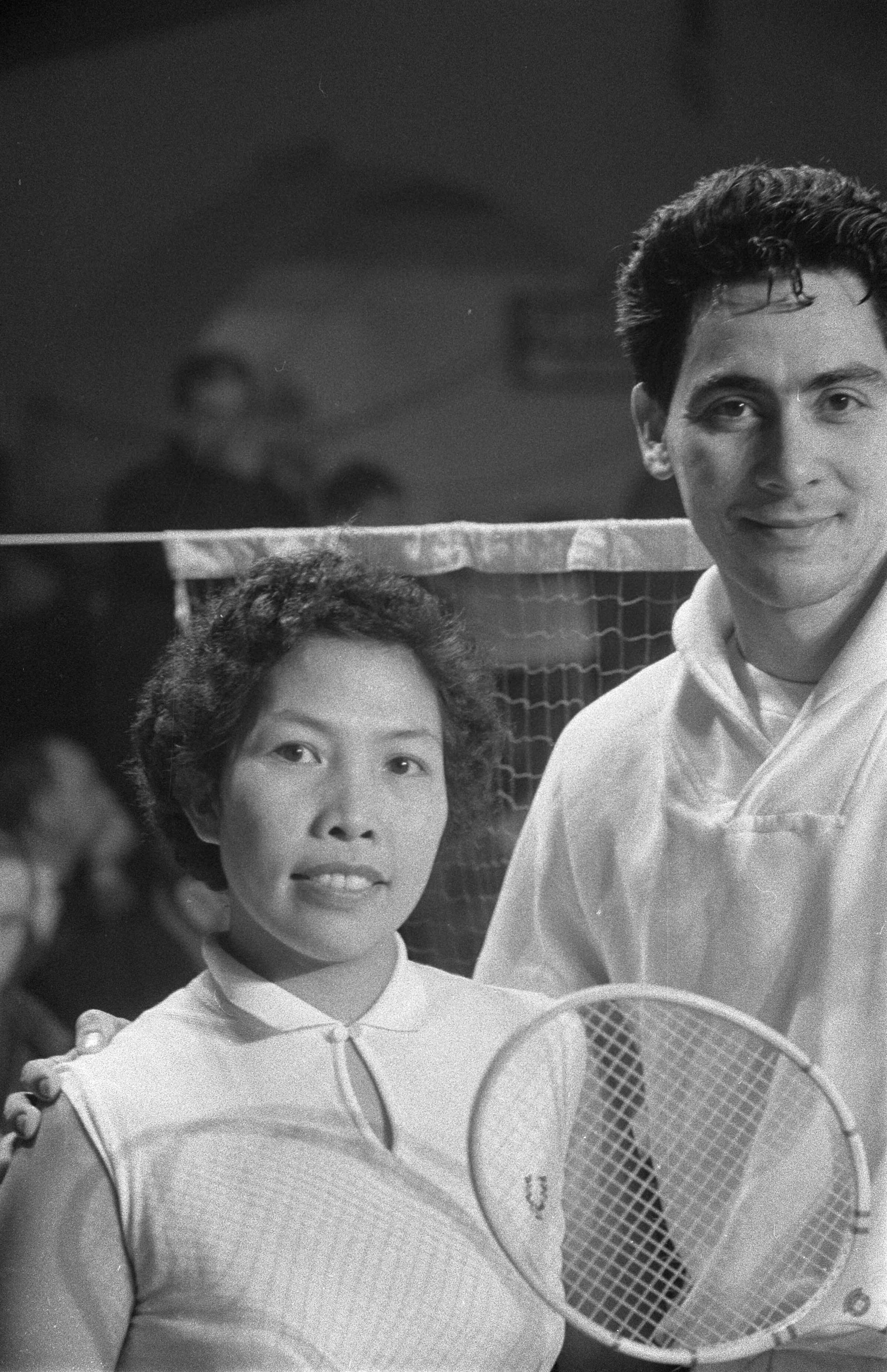 Fotocollectie Anefo — Nederlandse kampioenschappen badminton in het Krelagehuis te Haarlem. Winnaars Els Robbé en Pim Seth Paul — Foto: Pot, Harry / Anefo. Licentie: Set B: Rechtenvrij / Publiek Domein. Bron: Nationaal Archief. http://hdl.handle.net/10648/a9c24f46-d0b4-102d-bcf8-003048976d84