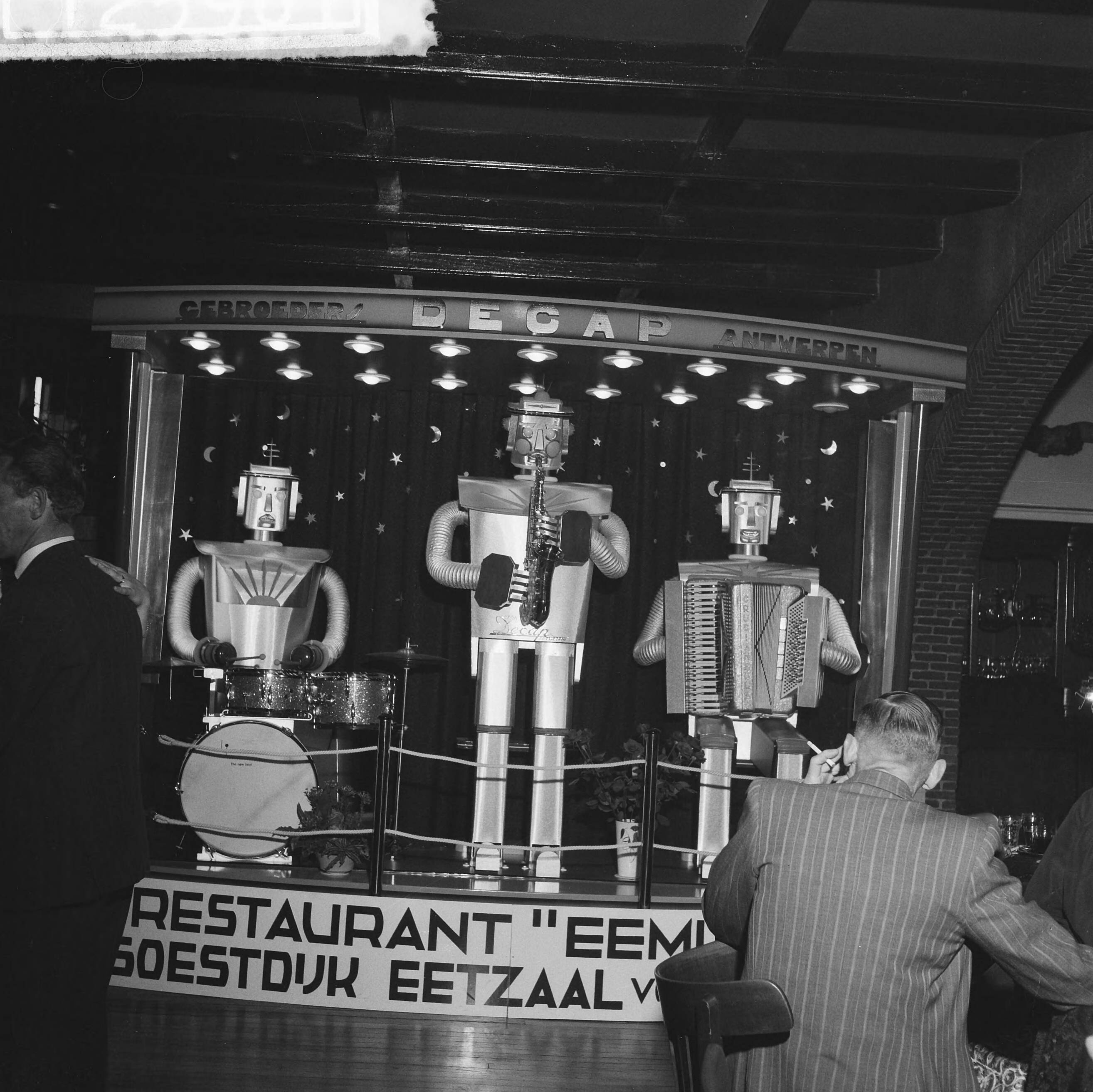 Fotocollectie Anefo — Robotorkest in de eetzaal van hotel-café-restaurant Eemland te Soestdijk — Foto: Lindeboom, Henk / Anefo. Licentie: Set B: Rechtenvrij / Publiek Domein. Bron: Nationaal Archief. http://hdl.handle.net/10648/a9d88db0-d0b4-102d-bcf8-003048976d84