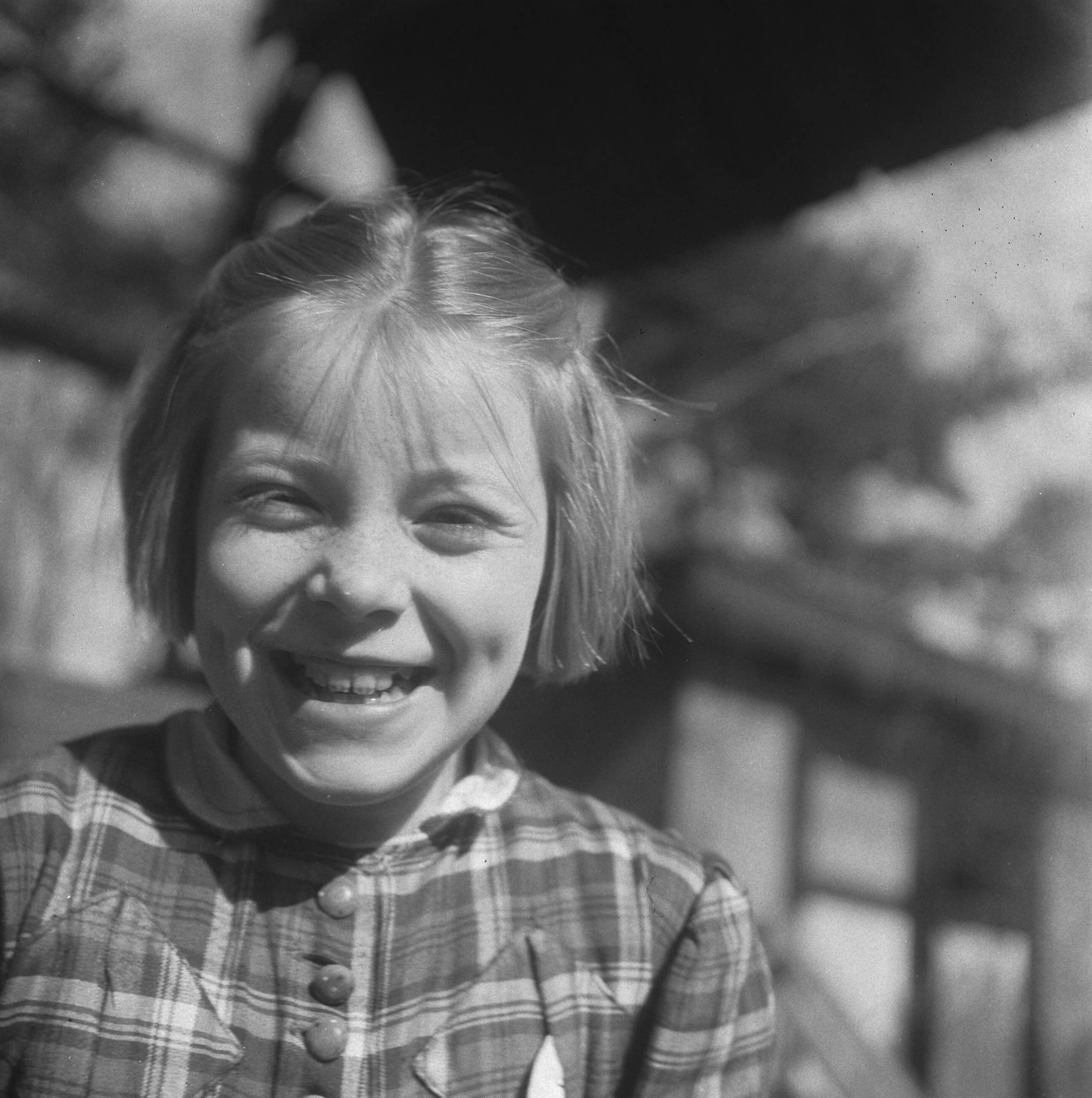 Prinses Beatrix en prinses Irene op de Werkplaats Kindergemeenschap van Kees Boeke te Bilthoven — De Werkplaats Kindergemeenschap van Kees Boeke. Meisje — Foto: Breijer, Charles / Anefo. Licentie: Set B: Rechtenvrij / Publiek Domein. Bron: Nationaal Archief. http://hdl.handle.net/10648/a89a8db8-d0b4-102d-bcf8-003048976d84