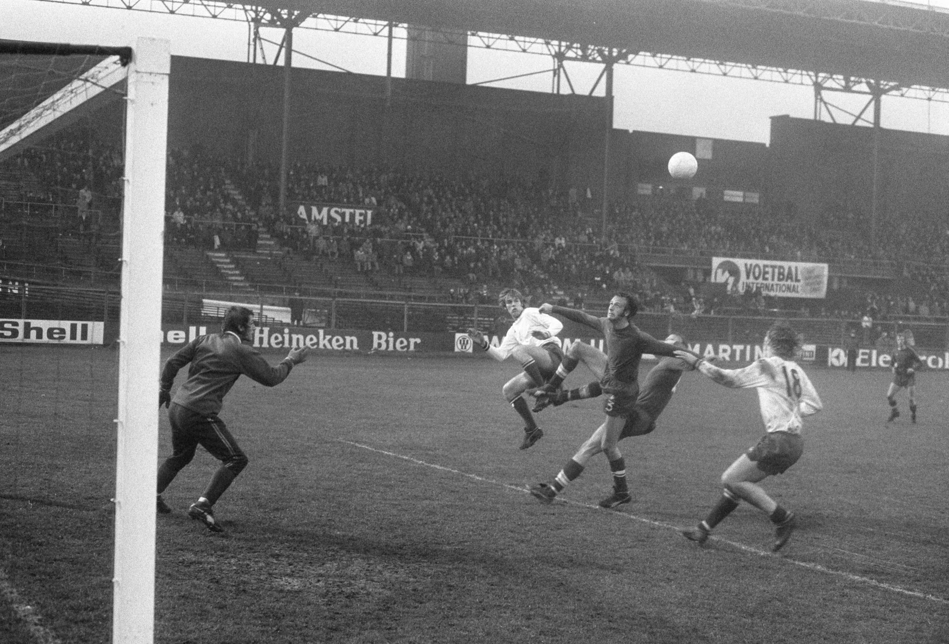 Fotocollectie Anefo — FC Amsterdam tegen Haarlem: 0-1.Spelmoment — Foto: Fotograaf Onbekend / Anefo. Licentie: Set B: Rechtenvrij / Publiek Domein. Bron: Nationaal Archief. http://hdl.handle.net/10648/ac3fb8b2-d0b4-102d-bcf8-003048976d84
