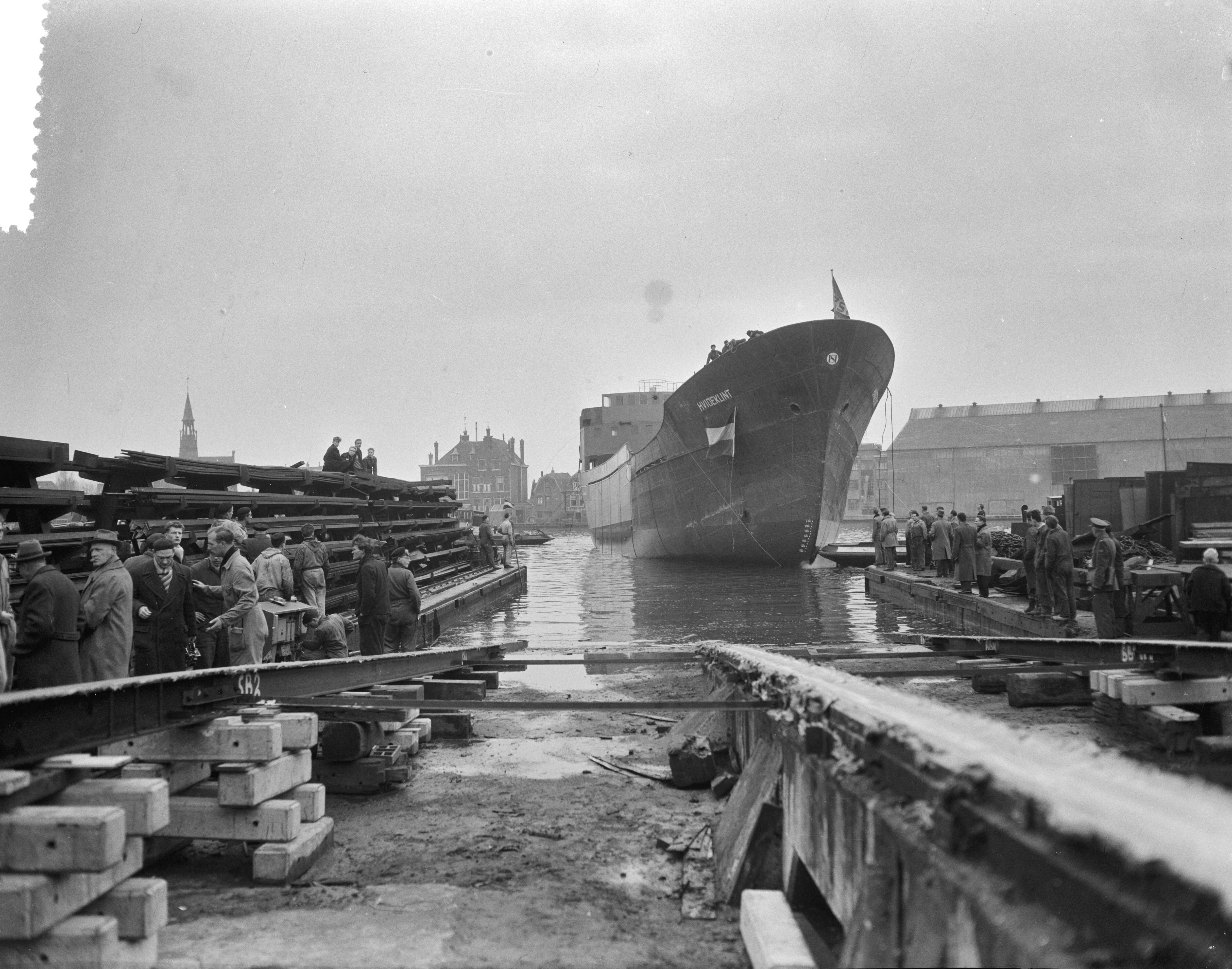 Fotocollectie Anefo — Tewaterlating motorcoaster "Hvideklint" bij de Zaanlandse Scheepsbouw Maatschappij te Zaandam — Foto: Bilsen, Joop van / Anefo. Licentie: Set B: Rechtenvrij / Publiek Domein. Bron: Nationaal Archief. http://hdl.handle.net/10648/a95b332e-d0b4-102d-bcf8-003048976d84
