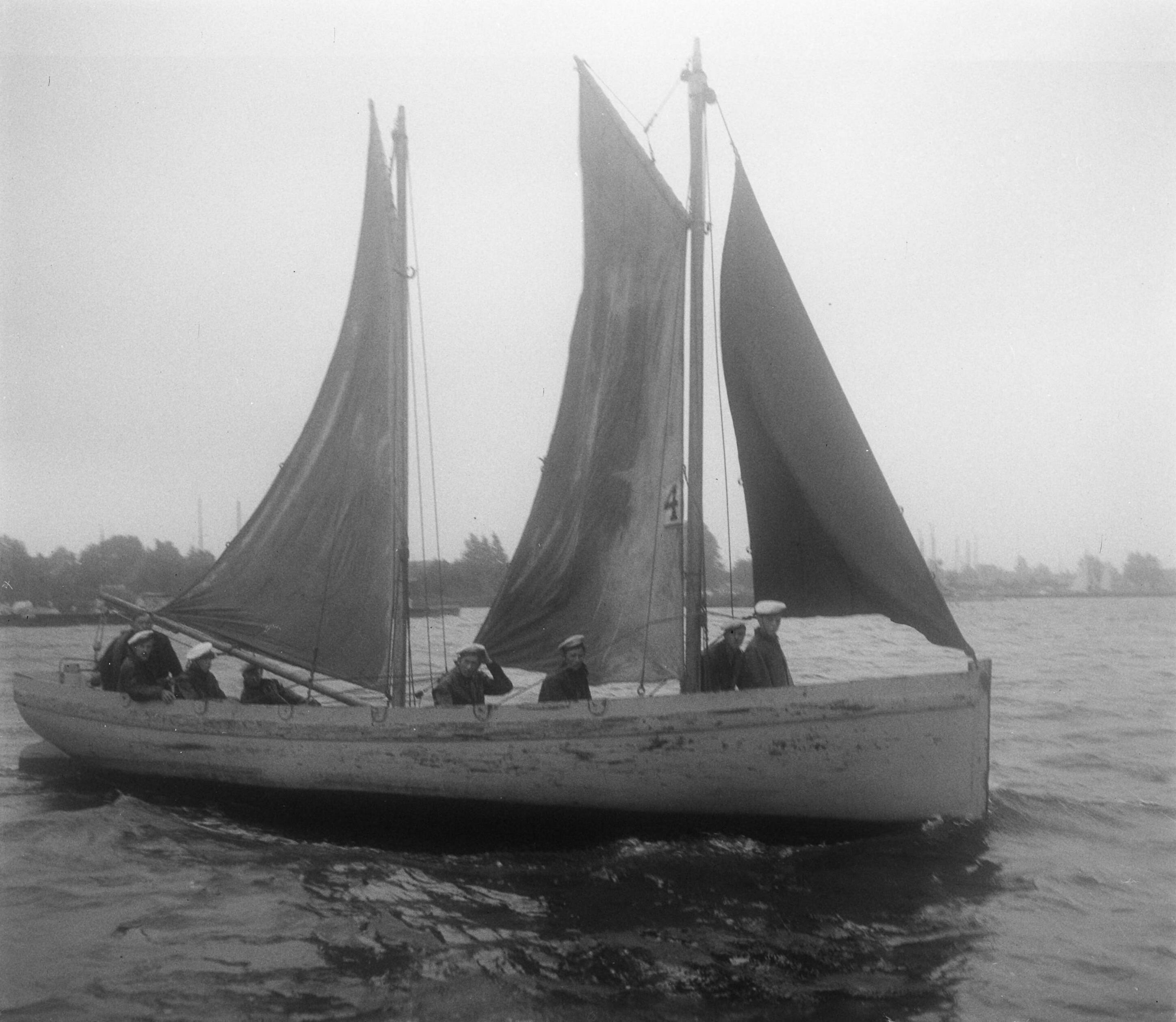 Fotocollectie Anefo — Zeilwedstrijd te Loosdrecht — Foto: Oorschot, […] van / Anefo. Licentie: Set B: Rechtenvrij / Publiek Domein. Bron: Nationaal Archief. http://hdl.handle.net/10648/a8de8f90-d0b4-102d-bcf8-003048976d84