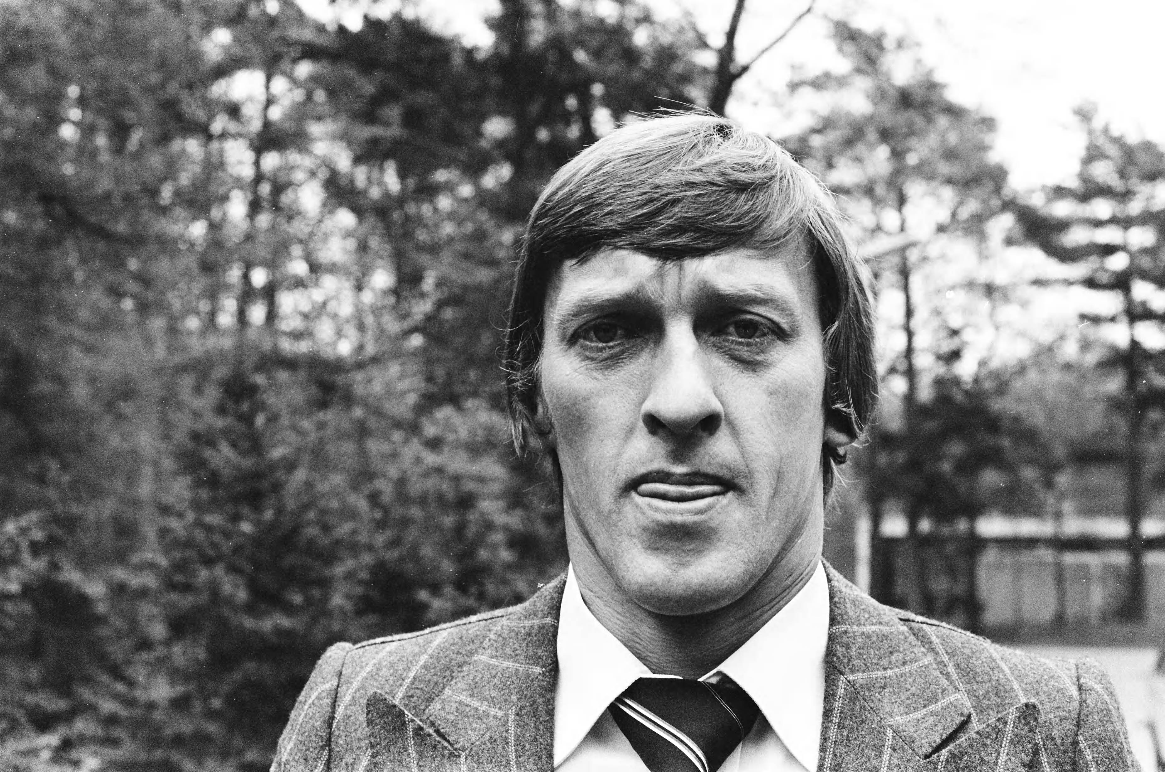 Fotocollectie Anefo — Vrijwilligers uit selectie Nederlandse elftal voor trainingen op Zeist; 3 Pim Doesburg (kop), 5 Piet Schrijvers (kop) — Foto: Peters, Hans / Anefo. Licentie: Set B: Rechtenvrij / Publiek Domein. Bron: Nationaal Archief. http://hdl.handle.net/10648/acb1f7ec-d0b4-102d-bcf8-003048976d84