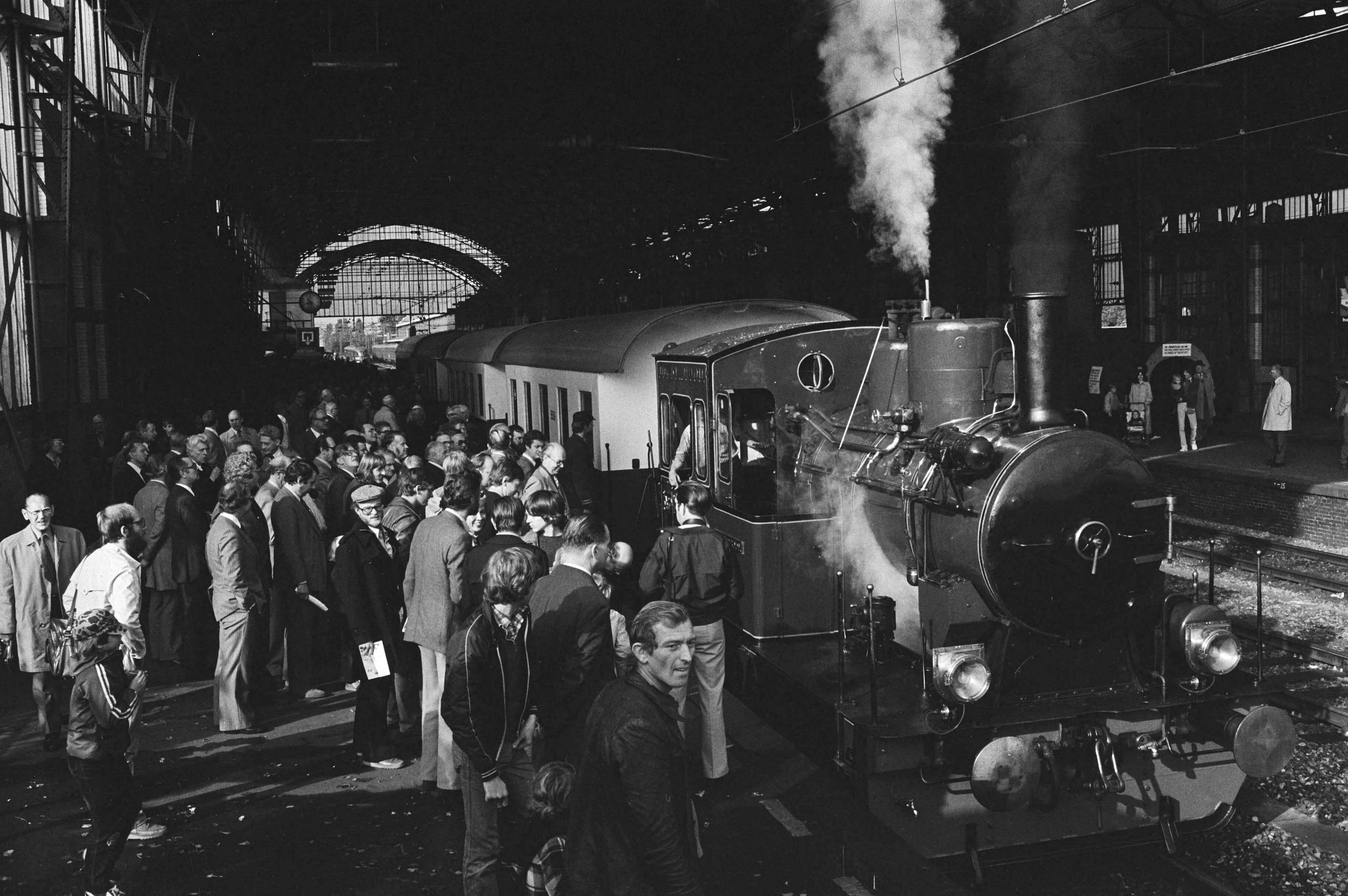 Feestelijkheden op Station van Haarlem t.g.v. 140 jarig bestaan eerste spoorverbinding Amsterdam Haarlem — Feestelijkheden op het station van Haarlem ter gelegenheid van het 140 jarig bestaan van de eerste spoorverbinding Amsterdam - Haarlem. Belangstellenden konden een reisje maken met een oude stoomtrein — Foto: Suyk, Koen / Anefo. Licentie: Set B: Rechtenvrij / Publiek Domein. Bron: Nationaal Archief. http://hdl.handle.net/10648/acd2e592-d0b4-102d-bcf8-003048976d84