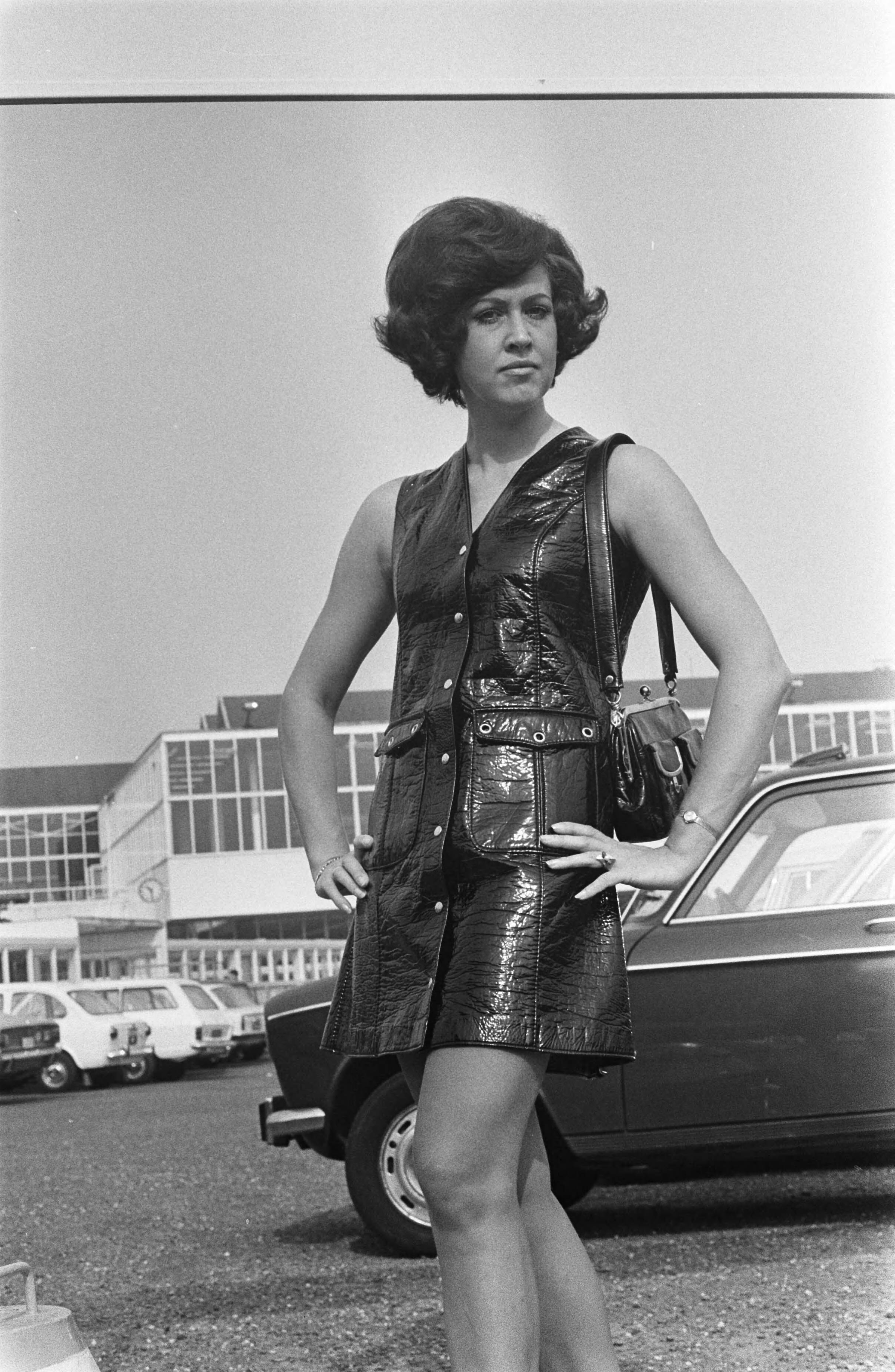 Fotocollectie Anefo — Sportmodebeurs in Marijkehal van Kon. Ned. Jaarbeurs te Utrecht: overgooier van zwart lak — Foto: Verhoeff, Bert / Anefo. Licentie: Set B: Rechtenvrij / Publiek Domein. Bron: Nationaal Archief. http://hdl.handle.net/10648/ab79c832-d0b4-102d-bcf8-003048976d84