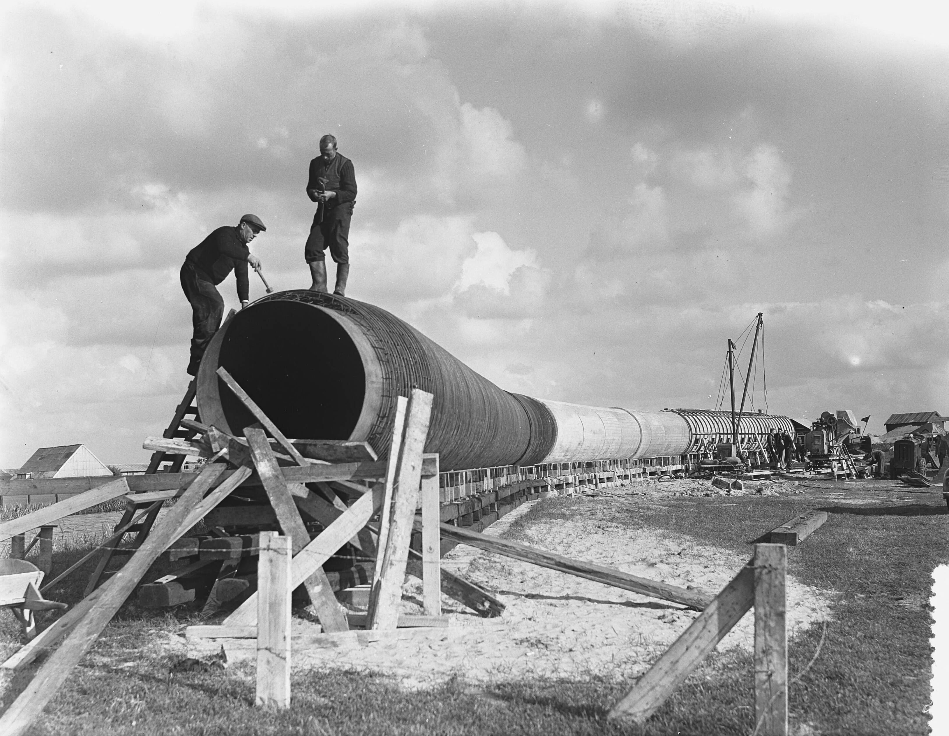 Fotocollectie Anefo — Heemstede. Transport waterleidingbuis — Foto: Bilsen, Joop van / Anefo. Licentie: Set B: Rechtenvrij / Publiek Domein. Bron: Nationaal Archief. http://hdl.handle.net/10648/a9142010-d0b4-102d-bcf8-003048976d84