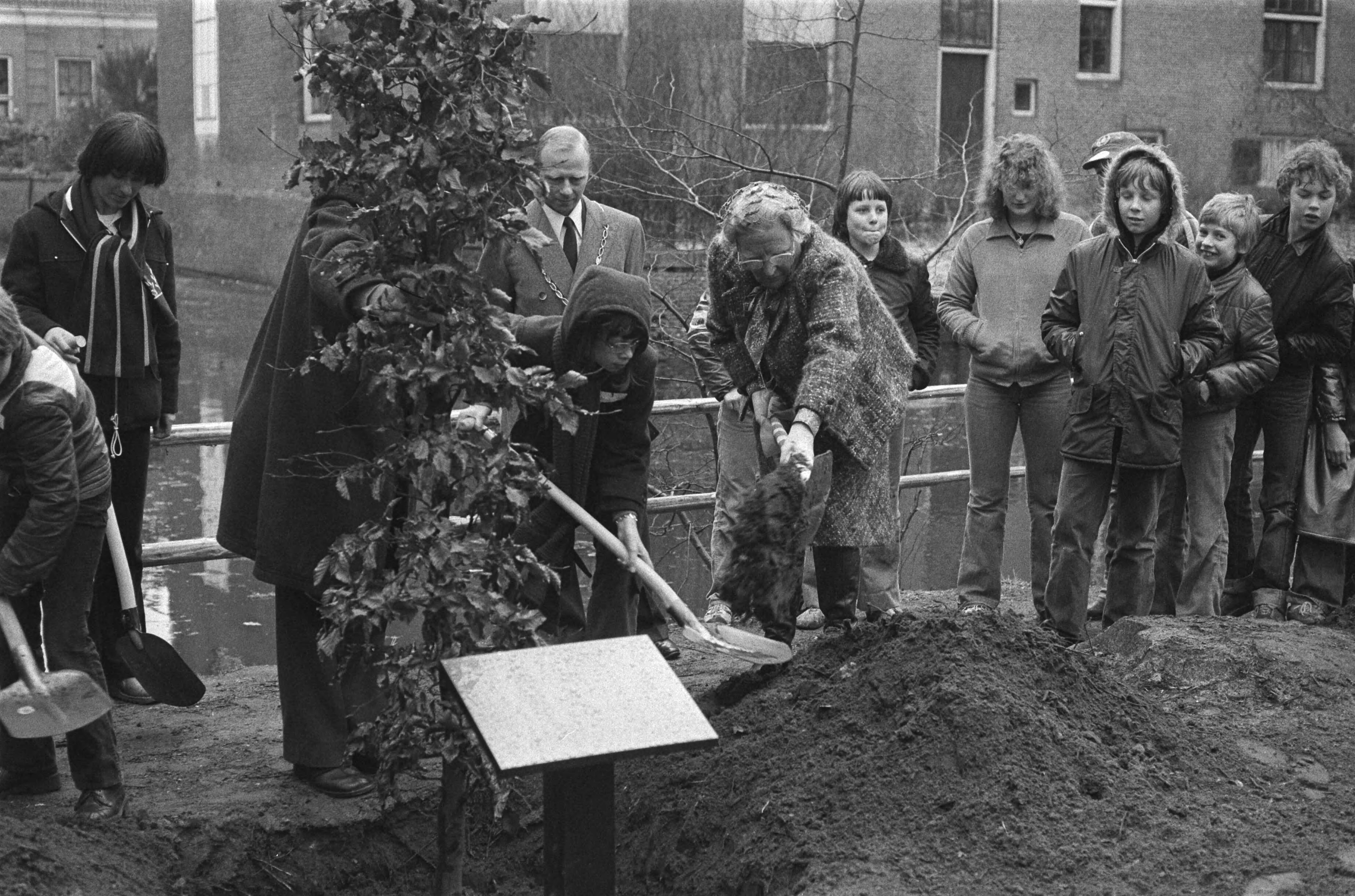 Nationale boomplantdag — koningin Juliana plant een herdenkingsboom in Baarn — Foto: Suyk, Koen / Anefo. Licentie: Set B: Rechtenvrij / Publiek Domein. Bron: Nationaal Archief. http://hdl.handle.net/10648/acc6ad86-d0b4-102d-bcf8-003048976d84