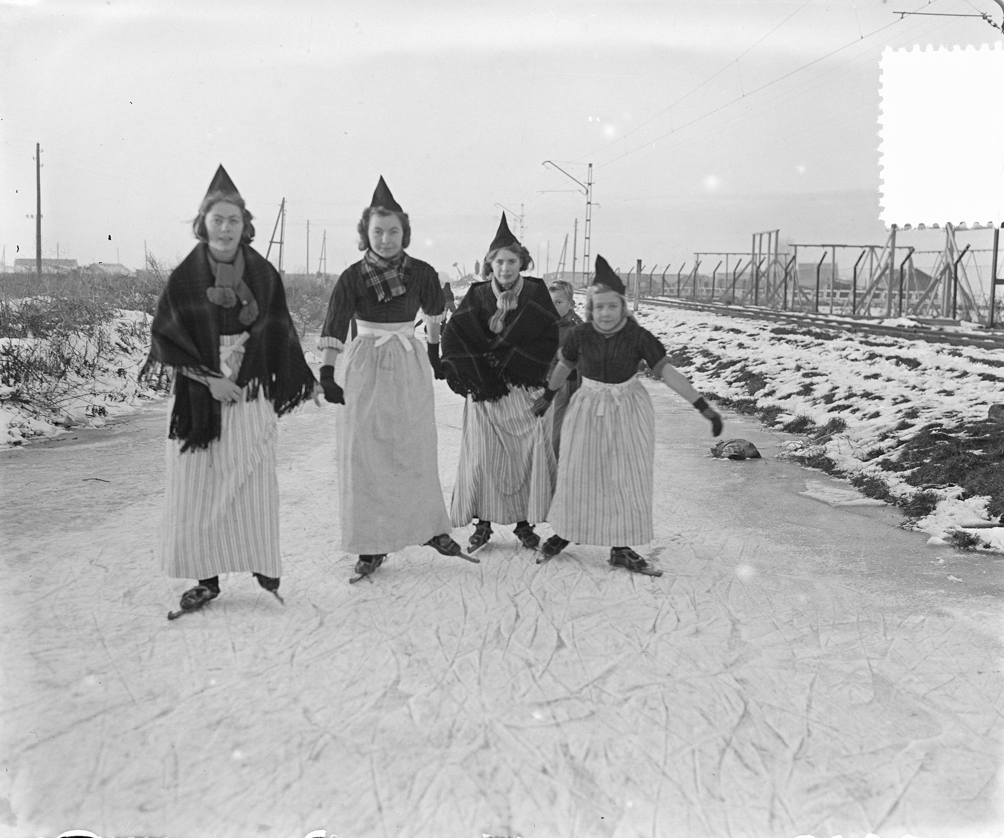 Fotocollectie Anefo — IJspret in Volendam — Foto: Pot, Harry / Anefo. Licentie: Set B: Rechtenvrij / Publiek Domein. Bron: Nationaal Archief. http://hdl.handle.net/10648/a903830e-d0b4-102d-bcf8-003048976d84