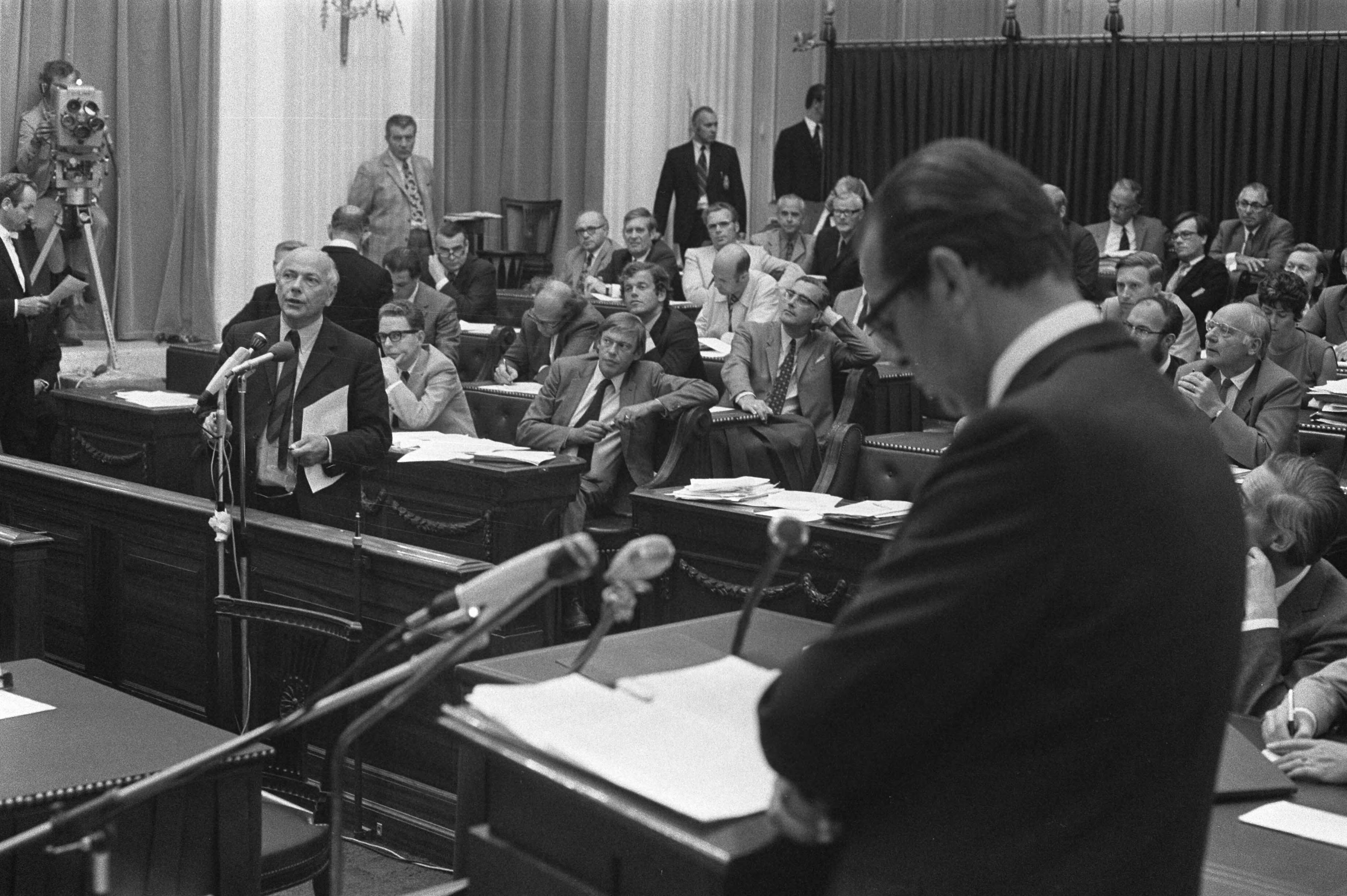 Fotocollectie Anefo — Kabinetscrisis in Tweede Kamer , Den Uyl (links) interumpeert Biesheuvel (voorgrond) — Foto: Verhoeff, Bert / Anefo. Licentie: Set B: Rechtenvrij / Publiek Domein. Bron: Nationaal Archief. http://hdl.handle.net/10648/abf2d056-d0b4-102d-bcf8-003048976d84