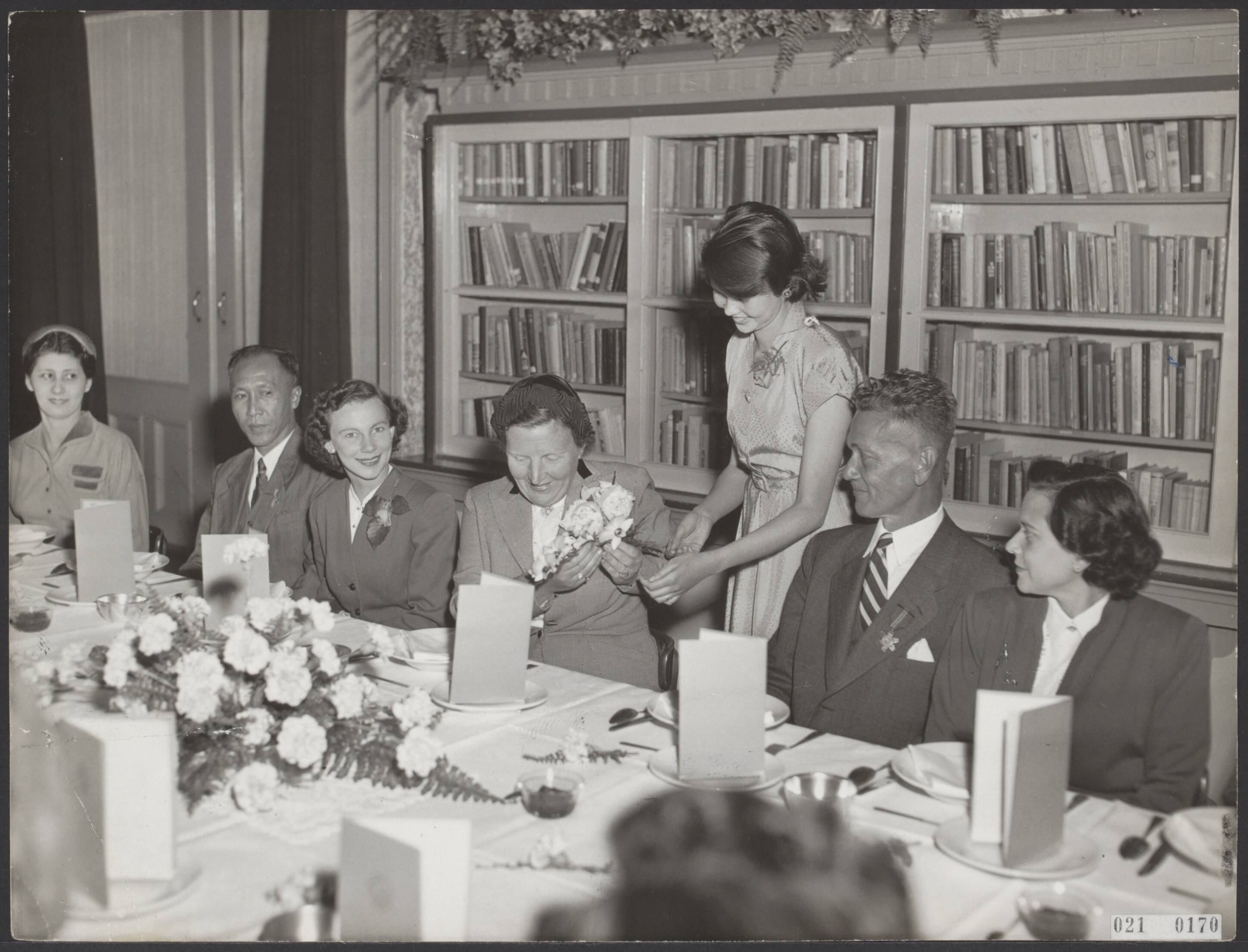 Fotocollectie Elsevier Binnenland — De rijsttafel op de Ernst Sillemhoeve. Rechts van koningin Juliana mevr. Van Haastert, wier man 3,5 jaar om onbekende redenen in Indonesië werd vastgehouden — Foto: ANP / RVD of rechtenvrij. Licentie: Set B: Rechtenvrij / Publiek Domein. Bron: Nationaal Archief. http://hdl.handle.net/10648/adce4b76-d0b4-102d-bcf8-003048976d84