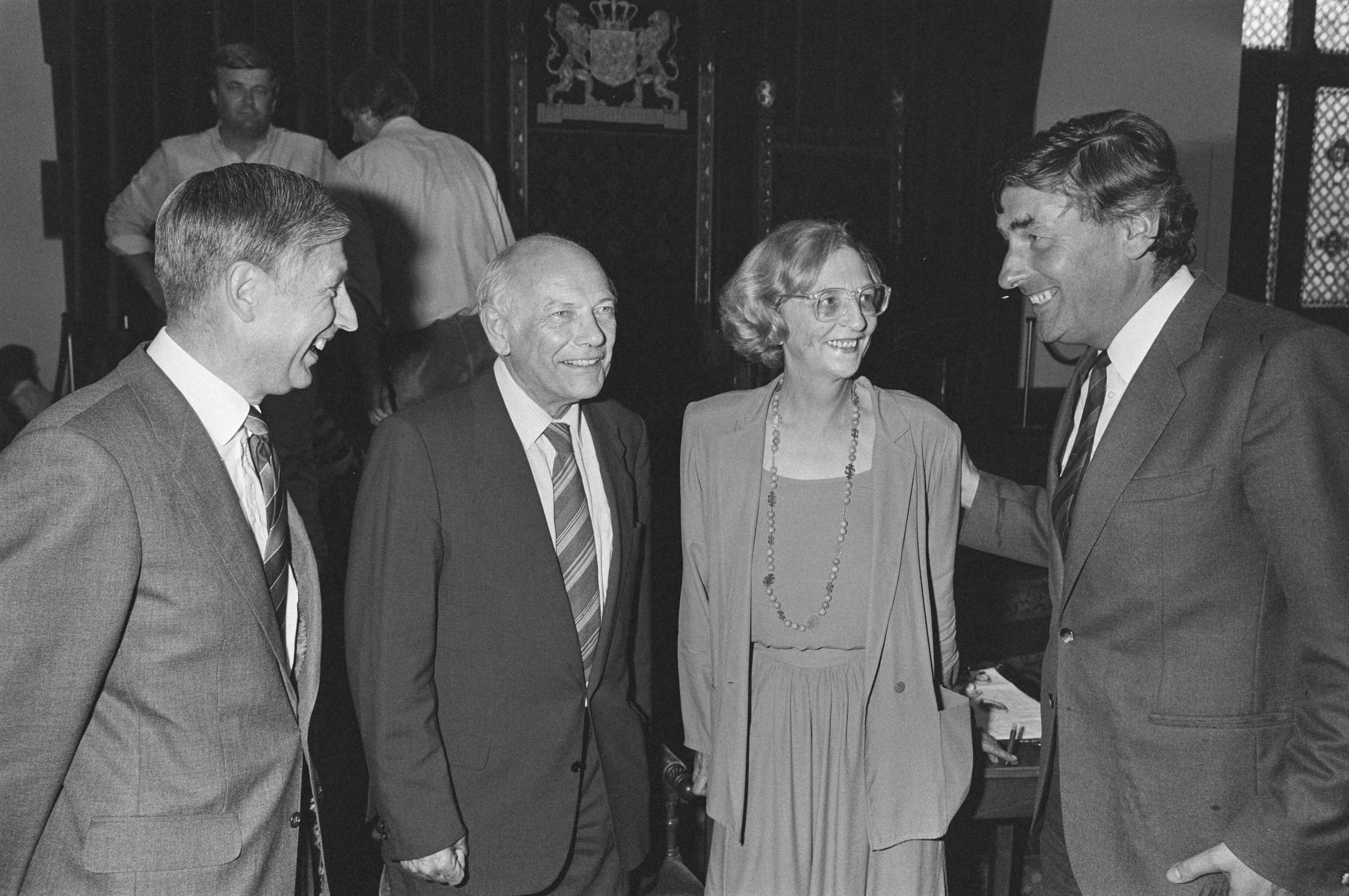 Fotocollectie Anefo — Receptie t.g.v. 65e verjaardag van J. den Uyl in Ridderzaal Den Haag ; Van Agt , Den Uyl , mevrouw Den Uyl en Lubbers — Foto: Croes, Rob C. / Anefo. Licentie: Set B: Rechtenvrij / Publiek Domein. Bron: Nationaal Archief. http://hdl.handle.net/10648/ad3c4906-d0b4-102d-bcf8-003048976d84