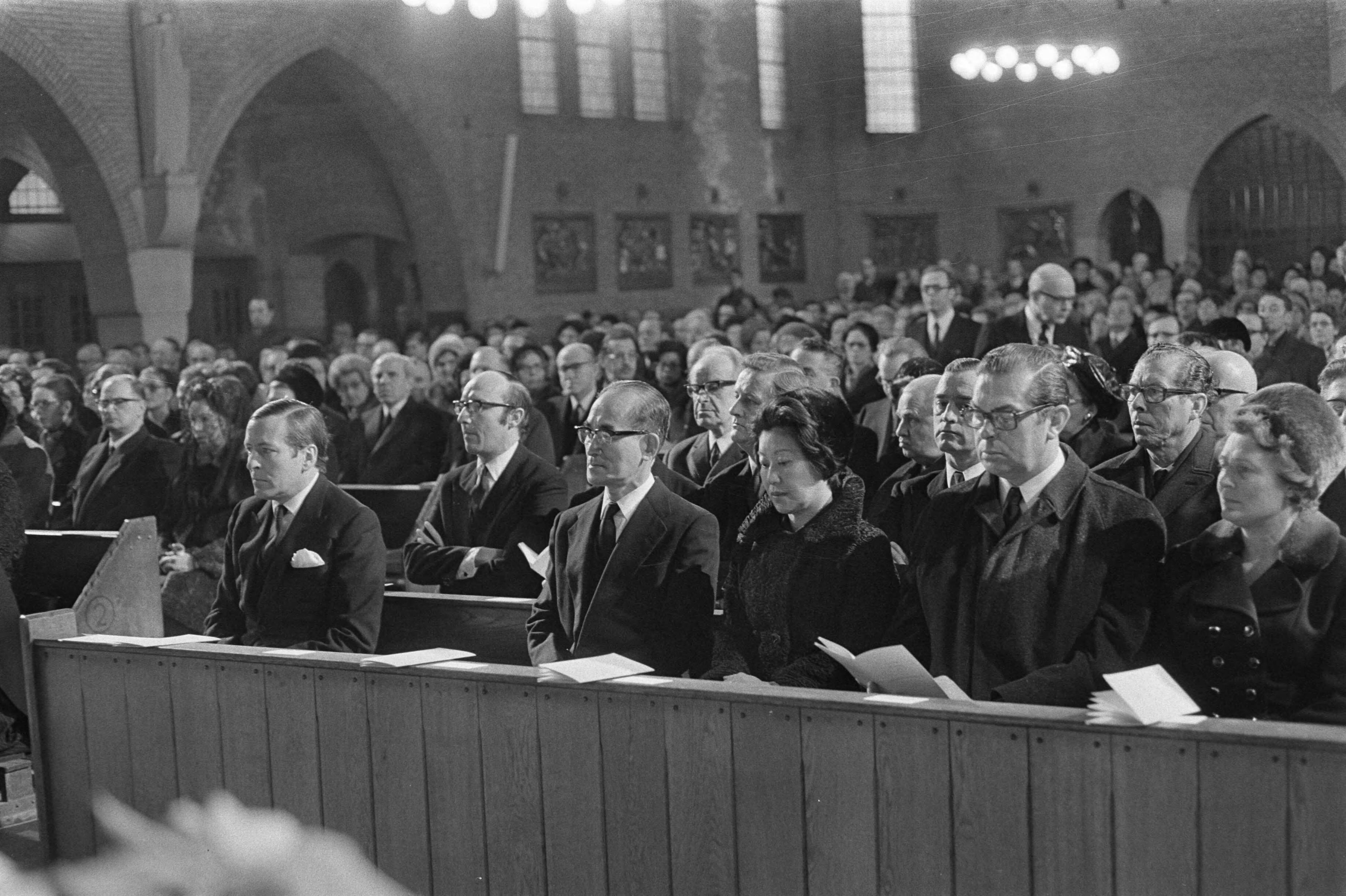 Fotocollectie Anefo — Begrafenis oud premier Cals , Den Haag in St. Paschaliskerk Prins Claus, Japanse gezant en echtg., premier Biesheuvel en echtg. — Foto: Evers, Joost / Anefo. Licentie: Set B: Rechtenvrij / Publiek Domein. Bron: Nationaal Archief. http://hdl.handle.net/10648/abdccda6-d0b4-102d-bcf8-003048976d84