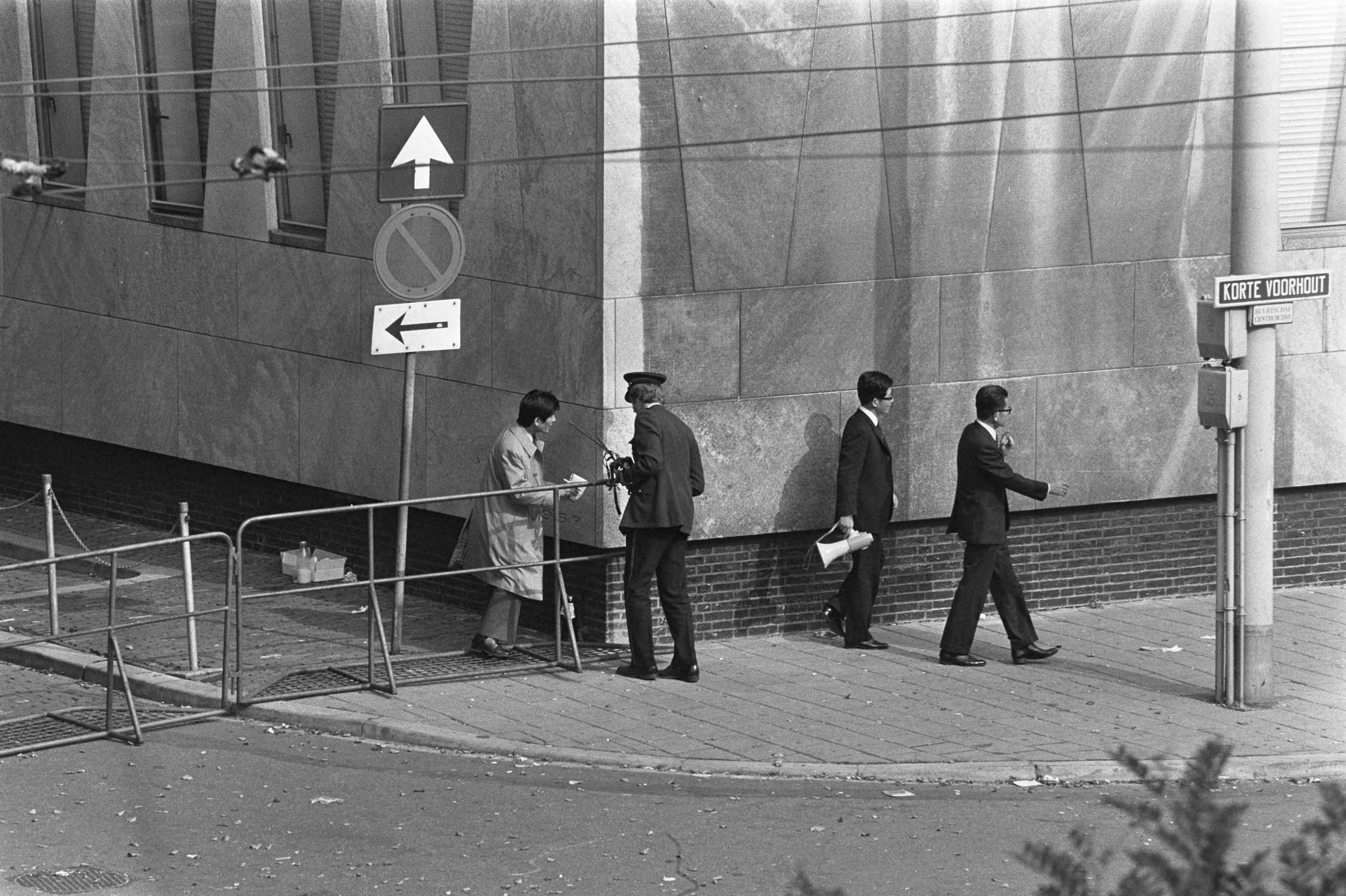 Fotocollectie Anefo — Japanse terroristen gijzelen Franse ambassadeur en 10 anderen in Franse ambassade in Den Haag , leden van de Japanse ambassade gaan met megafoons proberen contact te — Foto: Mieremet, Rob / Anefo. Licentie: Set B: Rechtenvrij / Publiek Domein. Bron: Nationaal Archief. http://hdl.handle.net/10648/ac5546f0-d0b4-102d-bcf8-003048976d84