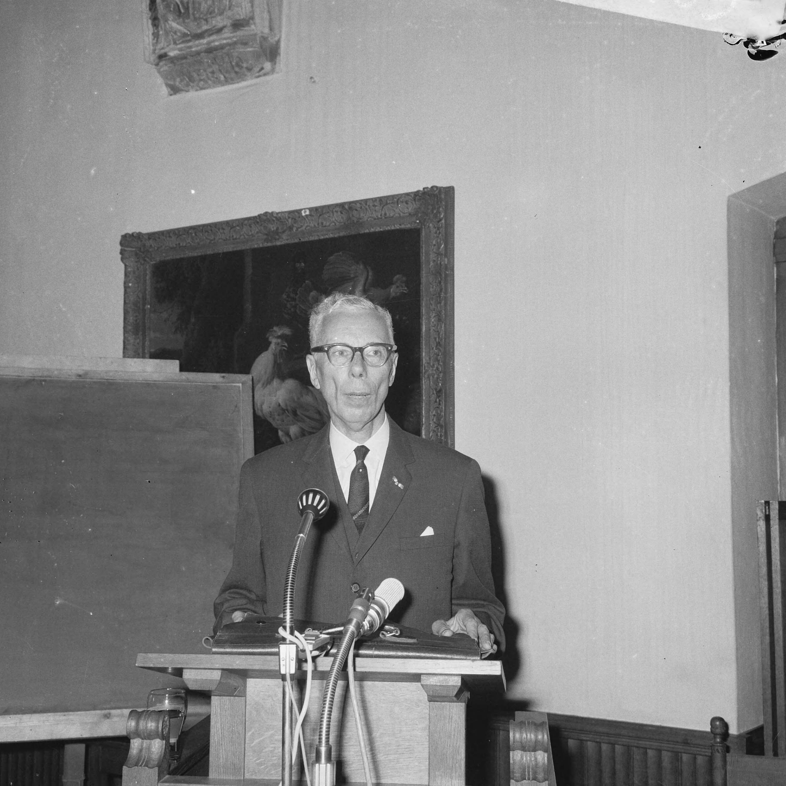Fotocollectie Anefo — Twaalfeneenhalf jarig bestaan Nederlandse Vereniging Bescherming Voetgangers, spreker Procureur-Generaal bij de Hoge Raad mr. Langemeijer te Den Haag — Foto: Nijs, Jac. de / Anefo. Licentie: Set B: Rechtenvrij / Publiek Domein. Bron: Nationaal Archief. http://hdl.handle.net/10648/aaee30d8-d0b4-102d-bcf8-003048976d84